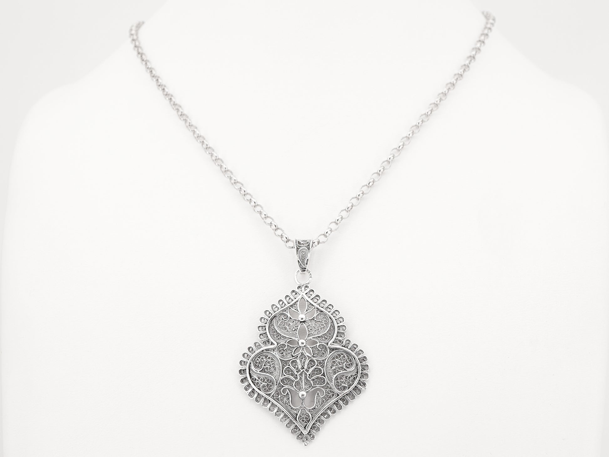 Colar com Medalha Coração de Viana Médio, Filigrana Portuguesa, Prata de Lei 925 - Colar em Exposição, Vista de Frente