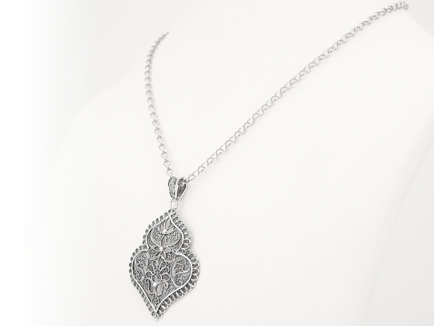 Colar com Medalha Coração de Viana Médio, Filigrana Portuguesa, Prata de Lei 925 - Colar em Exposição, Perspectiva