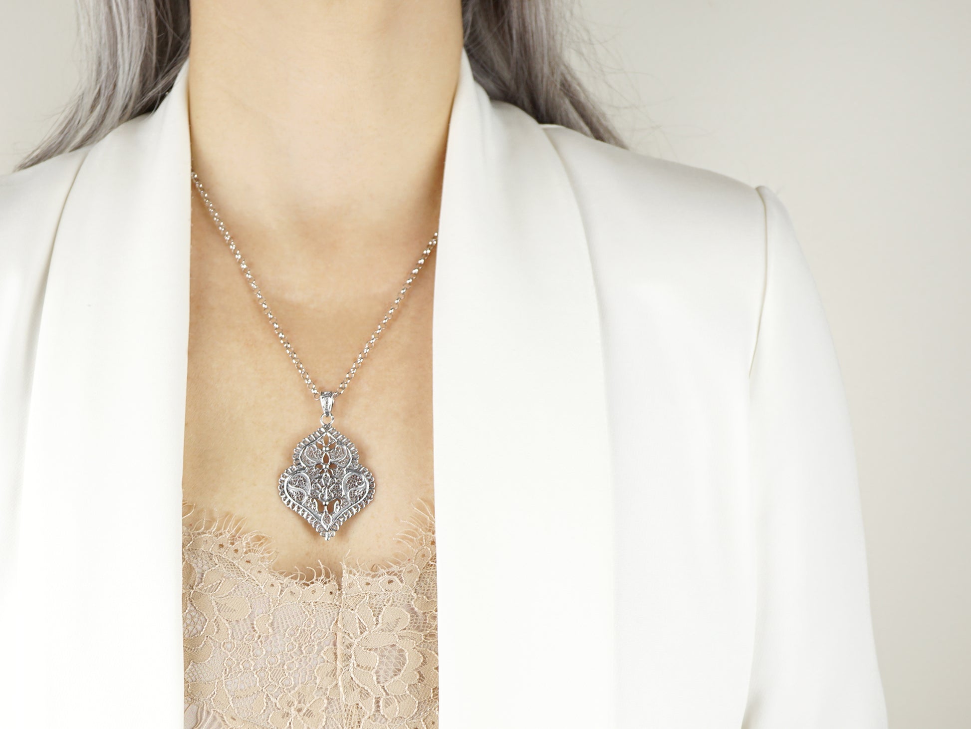 Colar com Medalha Coração de Viana Médio, Filigrana Portuguesa, Prata de Lei 925 - Pormenor Mulher a usar Colar