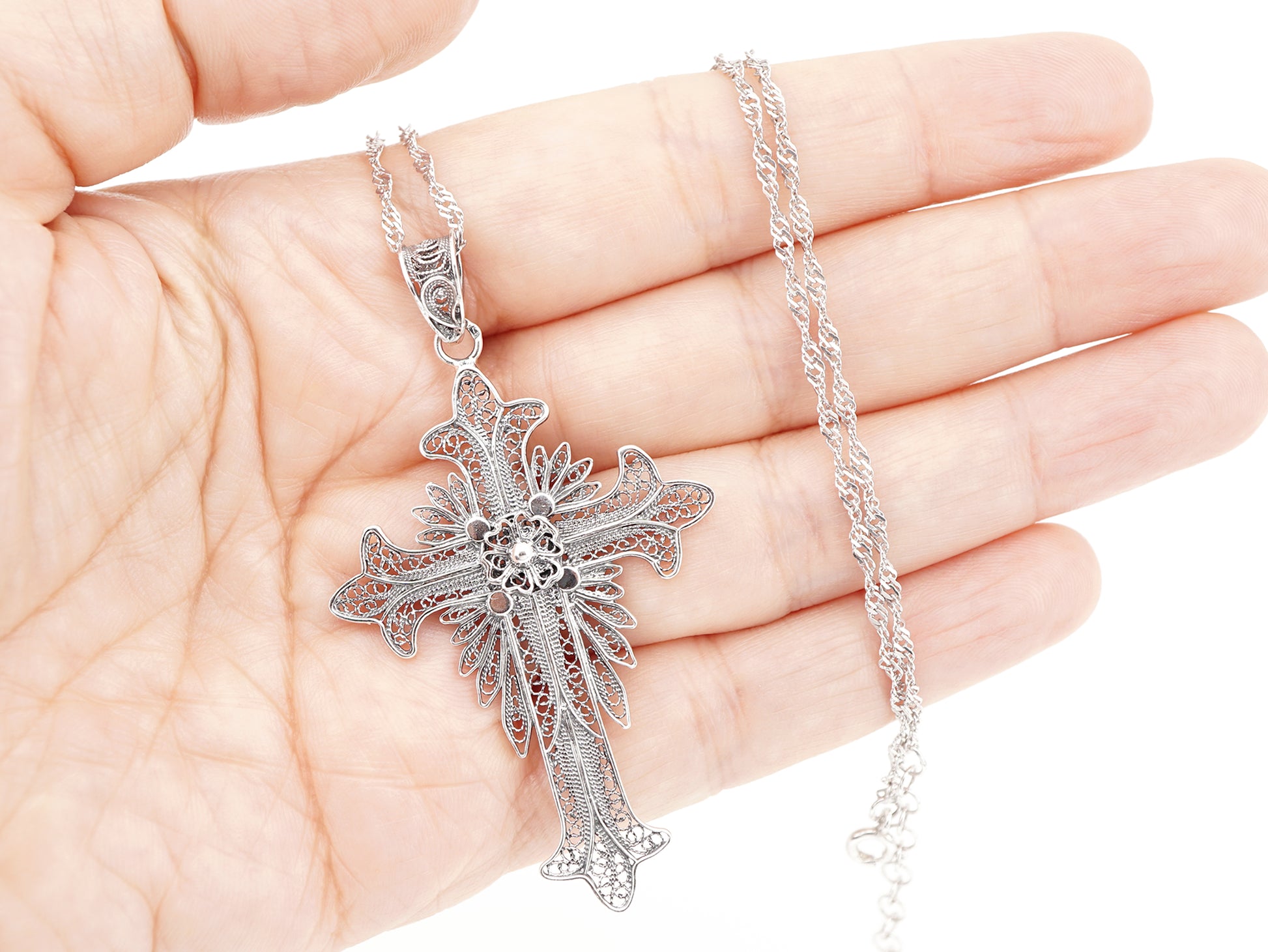 Colar Torcido com Cruz, Filigrana Portuguesa, Prata de Lei 925 - Pormenor na Mão