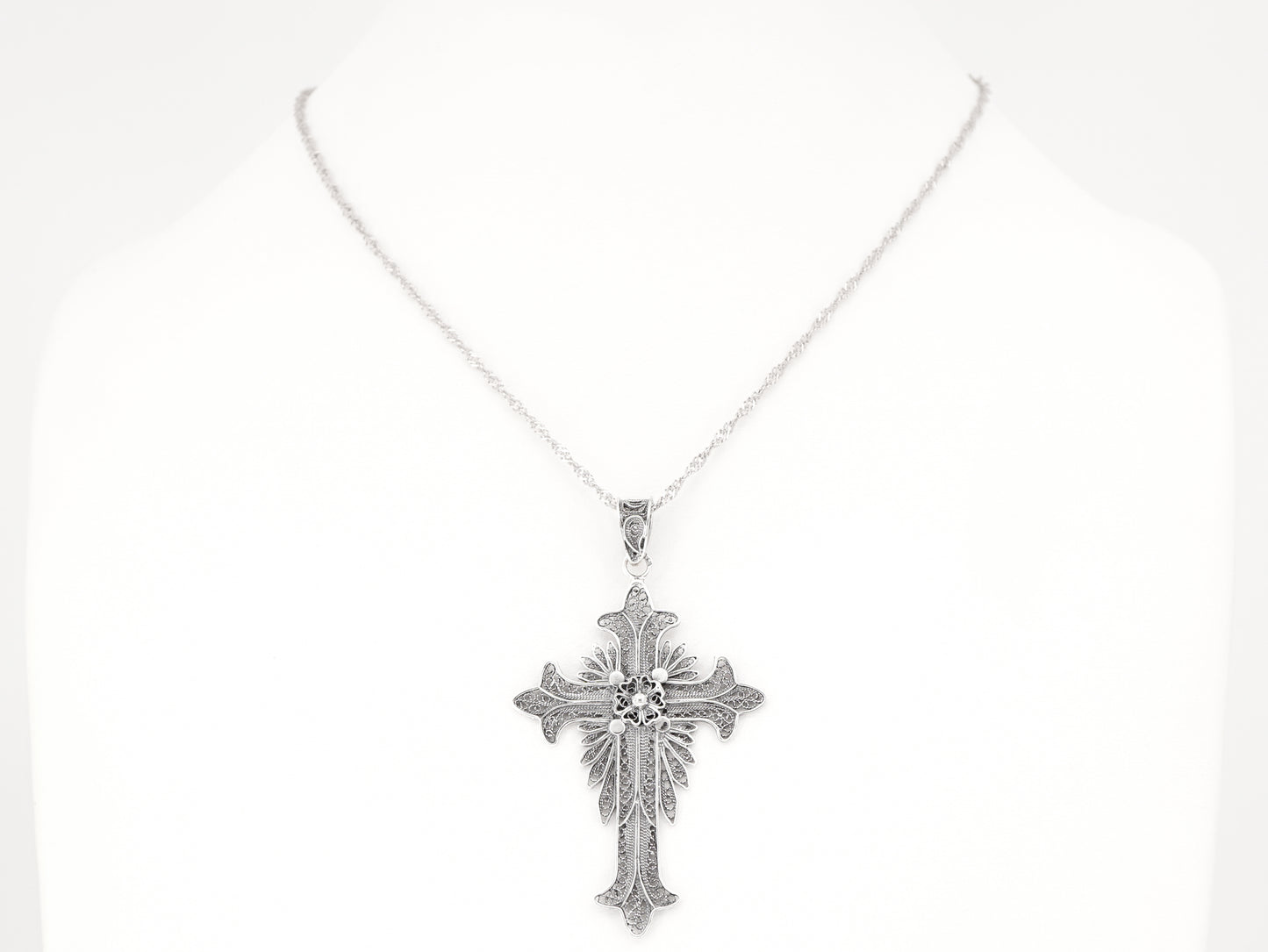 Colar Torcido com Cruz, Filigrana Portuguesa, Prata de Lei 925 - Colar em Exposição, Vista de Frente