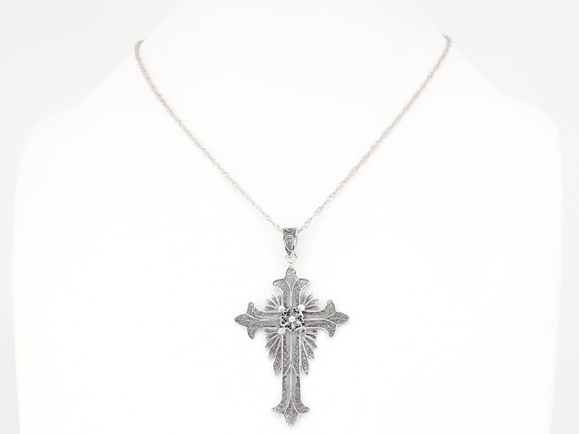 Colar Torcido com Cruz, Filigrana Portuguesa, Prata de Lei 925 - Colar em Exposição, Vista de Frente