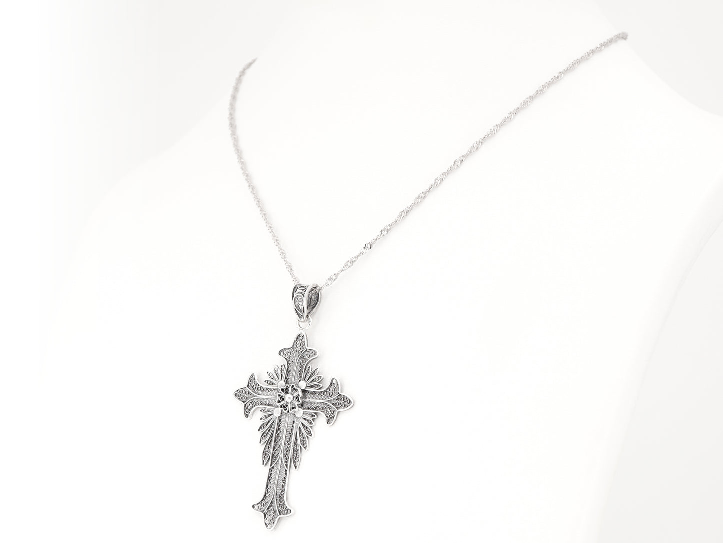 Colar Torcido com Cruz, Filigrana Portuguesa, Prata de Lei 925 - Colar em Exposição, Perspectiva