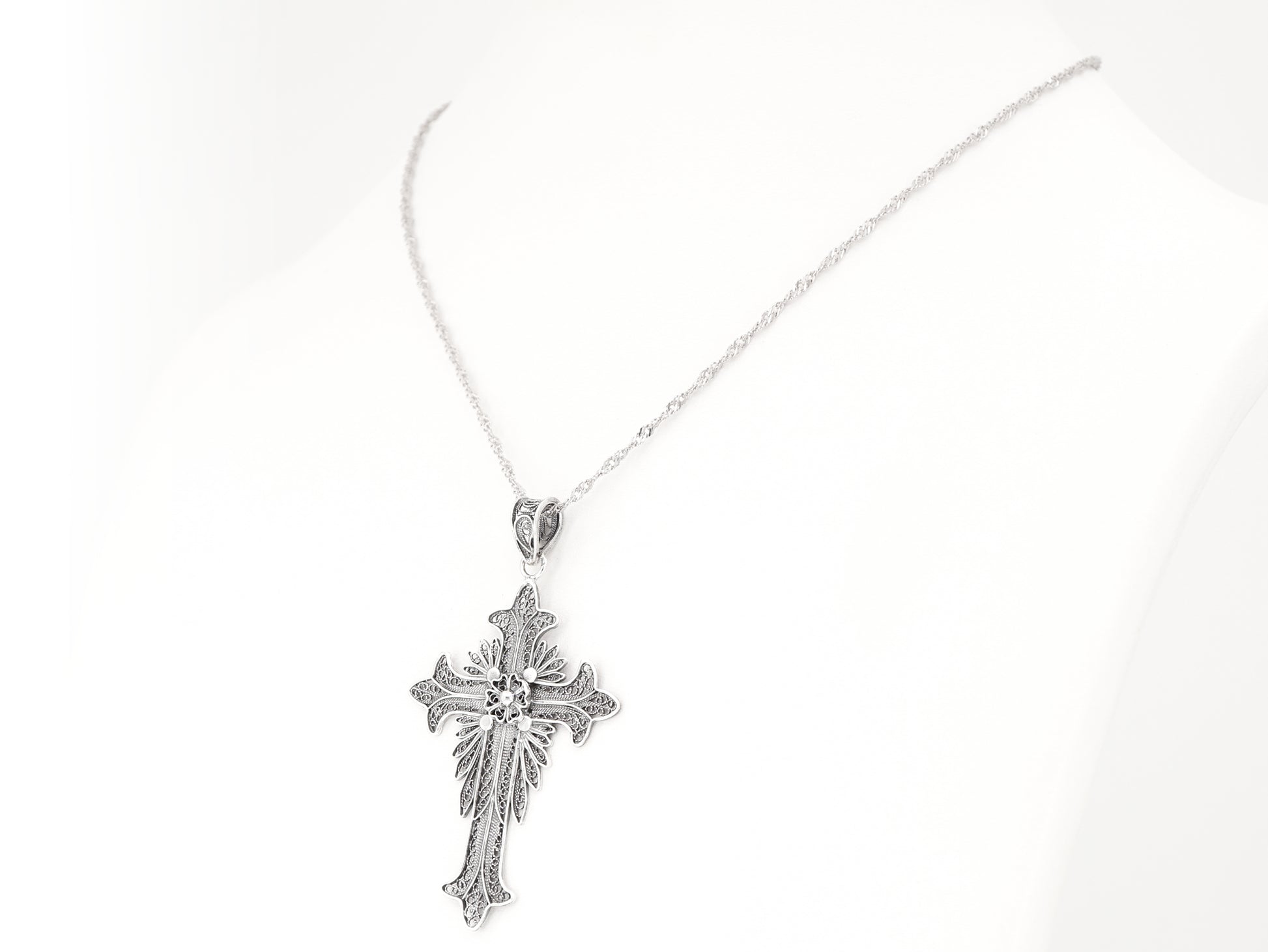 Colar Torcido com Cruz, Filigrana Portuguesa, Prata de Lei 925 - Colar em Exposição, Perspectiva