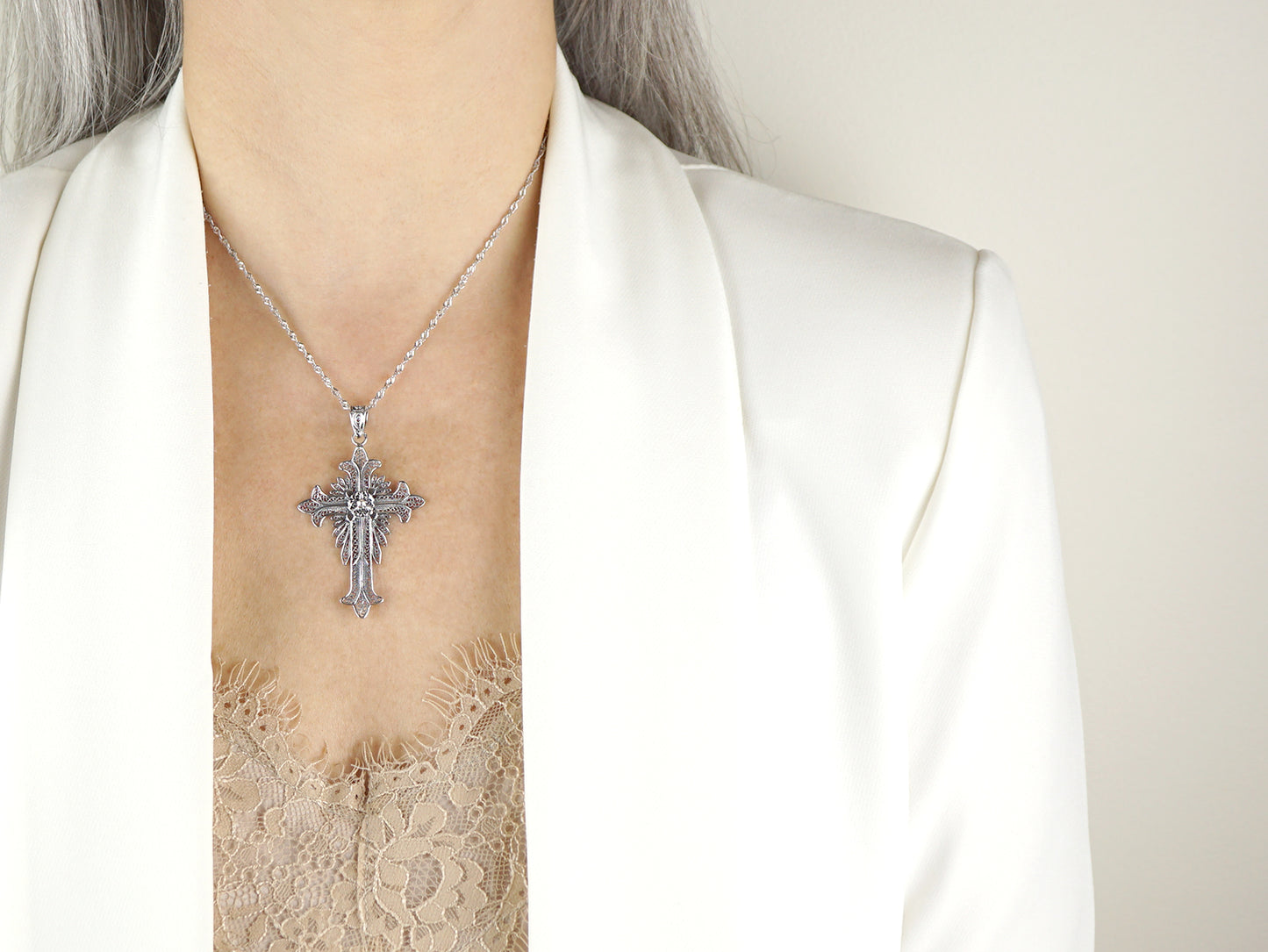 Colar Torcido com Cruz, Filigrana Portuguesa, Prata de Lei 925 - Pormenor Mulher a usar Colar