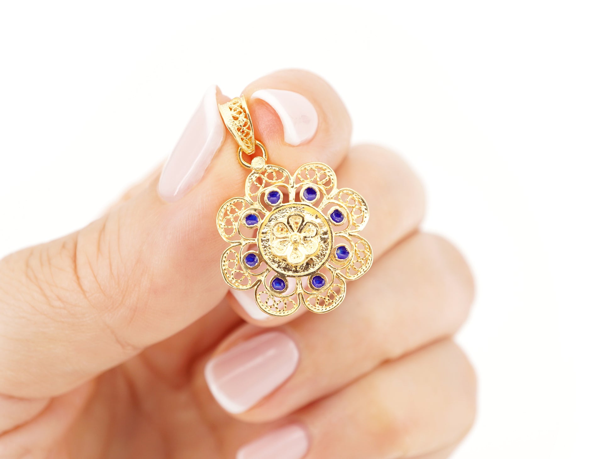 Medalha Redonda com Esmalte Azul, Filigrana Portuguesa, Prata de Lei 925 Dourada - Pormenor na Mão