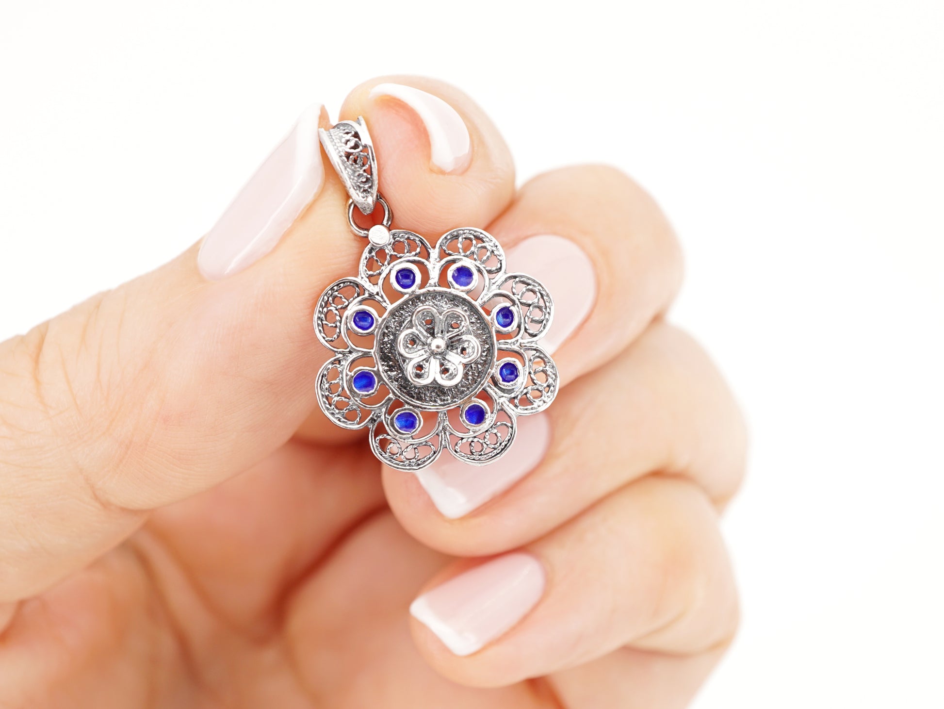 Medalha Redonda com Esmalte Azul, Filigrana Portuguesa, Prata de Lei 925 - Pormenor na Mão