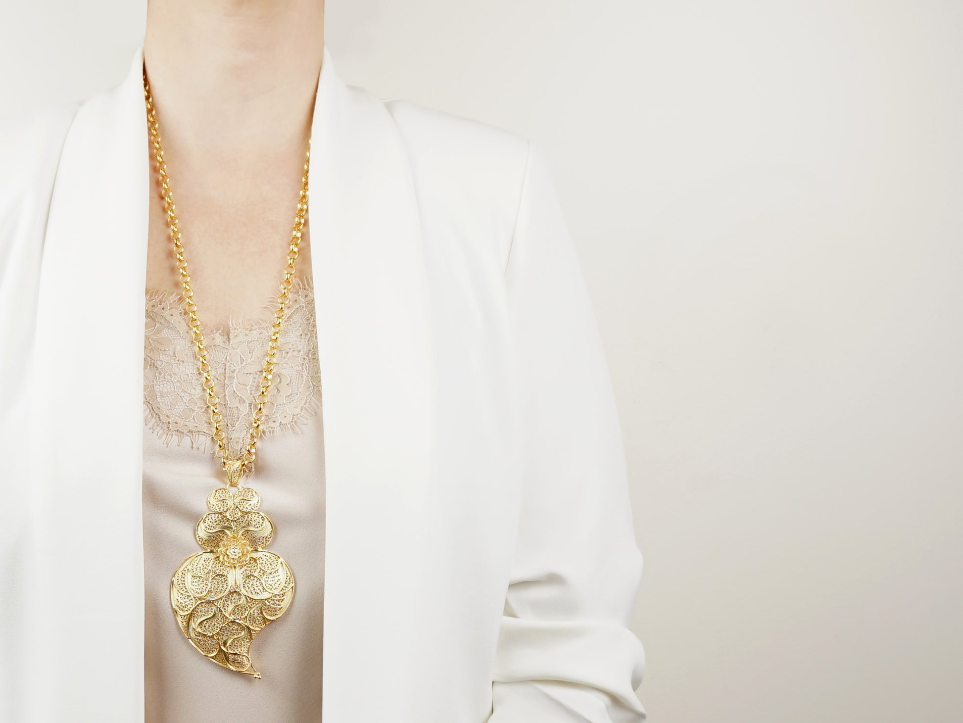 Cordão com Coração Minhoto Extra Grande, Filigrana Portuguesa, Prata de Lei 925 Dourada - Mulher a usar colar