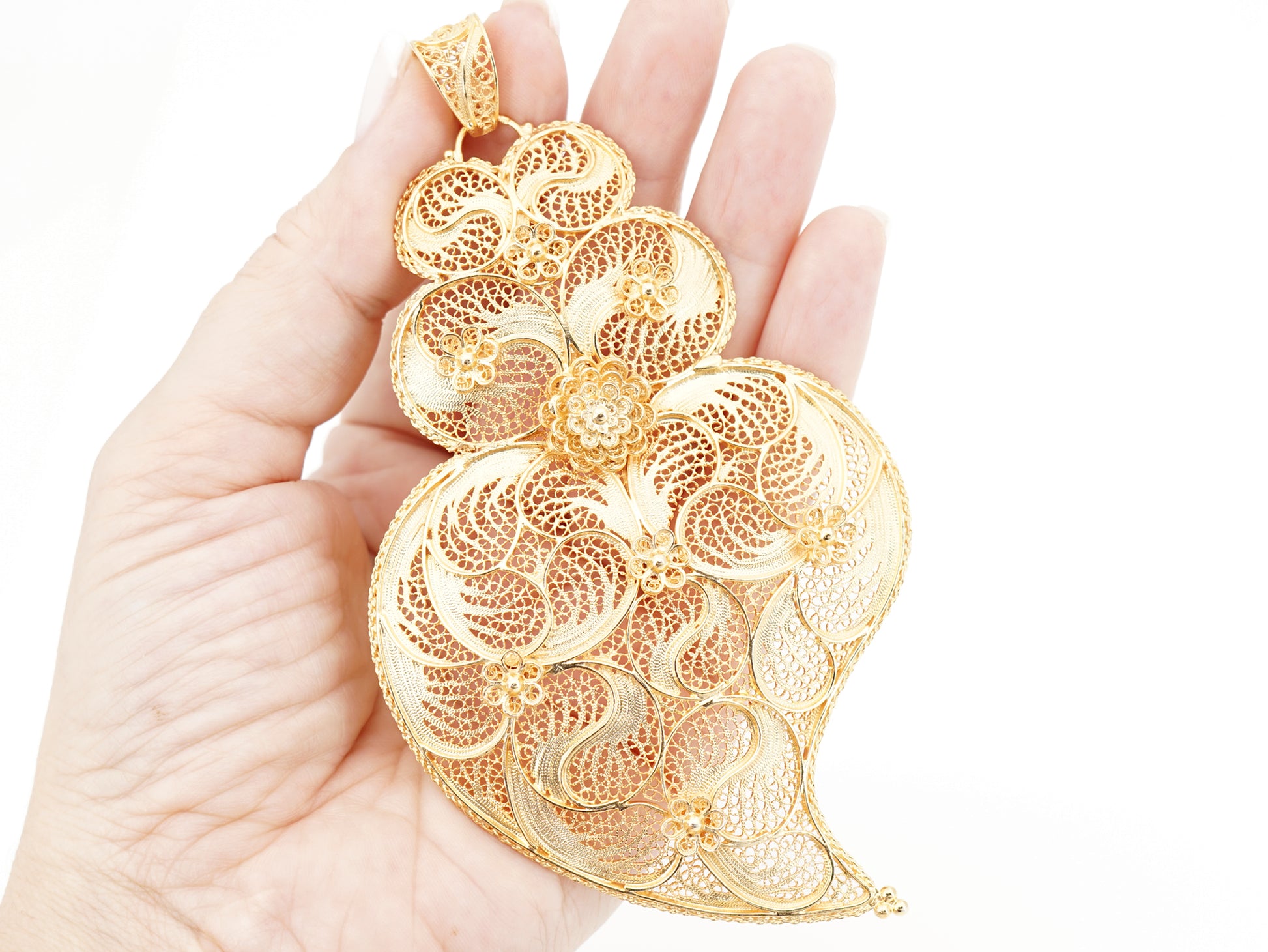 Medalha Coração de Viana Extra Grande, Filigrana Portuguesa, Prata de Lei 925 Dourada - Pormenor na Mão