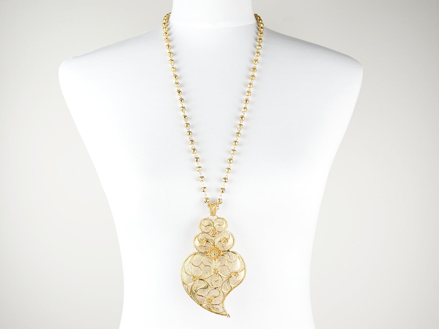 Colar Contas de Viana com Coração de Viana Extra Grande, Filigrana Portuguesa, Prata de Lei 925 Dourada - Colar em Exposição, Vista de Frente