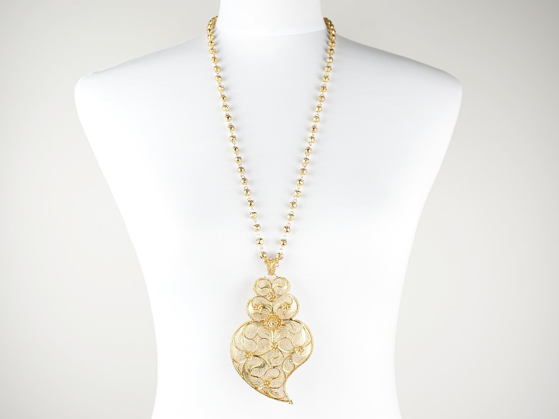 Colar Contas de Viana com Coração de Viana Extra Grande, Filigrana Portuguesa, Prata de Lei 925 Dourada - Colar em Exposição, Vista de Frente