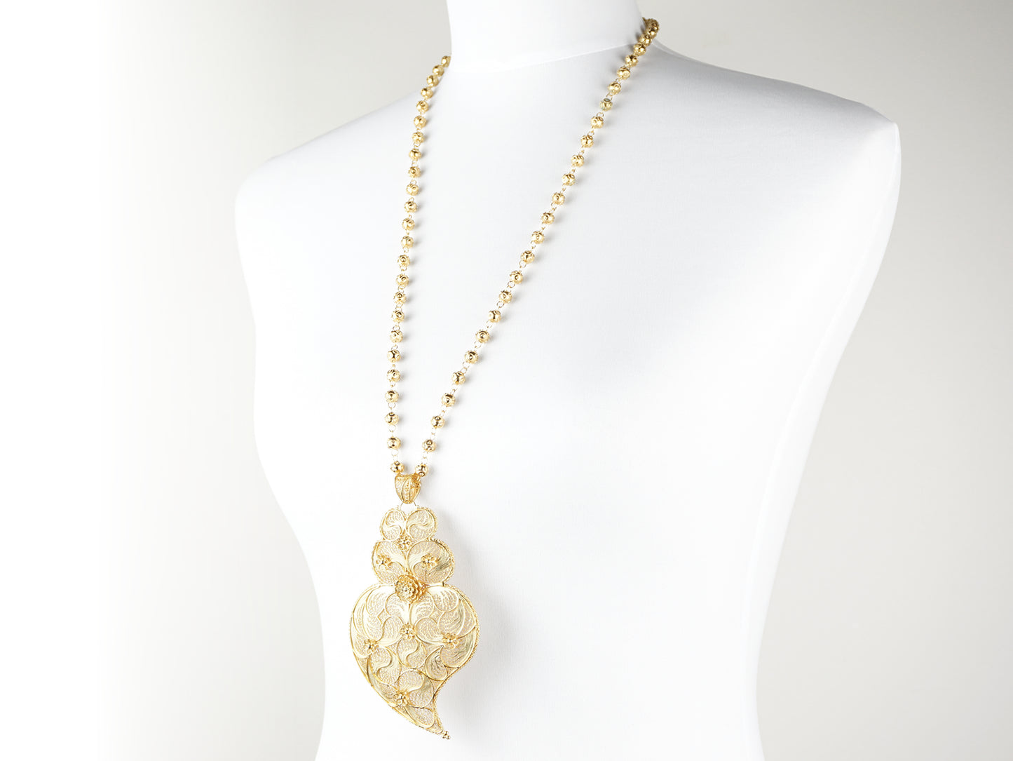 Colar Contas de Viana com Coração de Viana Extra Grande, Filigrana Portuguesa, Prata de Lei 925 Dourada - Colar em Exposição, Perspectiva