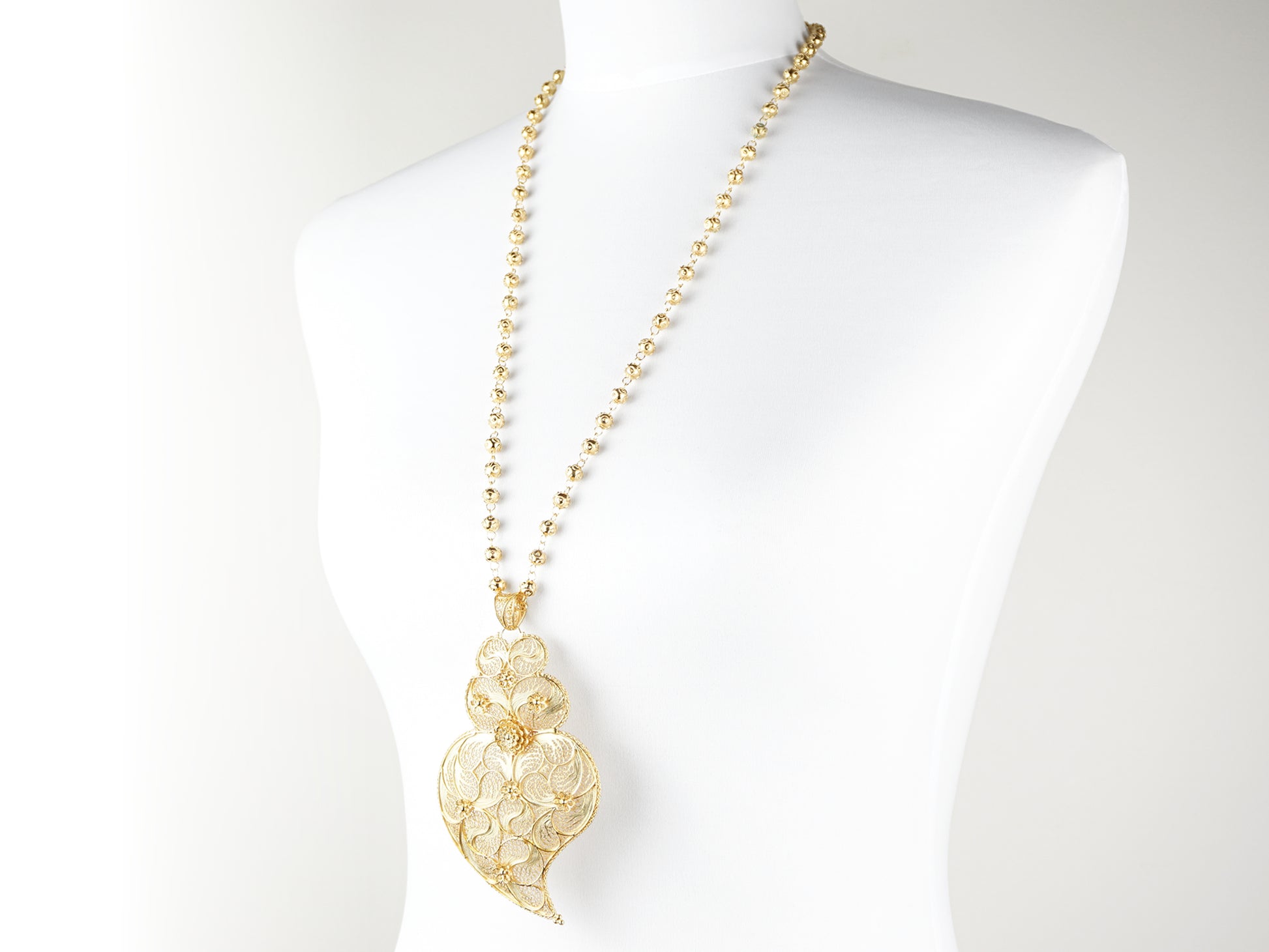 Colar Contas de Viana com Coração de Viana Extra Grande, Filigrana Portuguesa, Prata de Lei 925 Dourada - Colar em Exposição, Perspectiva