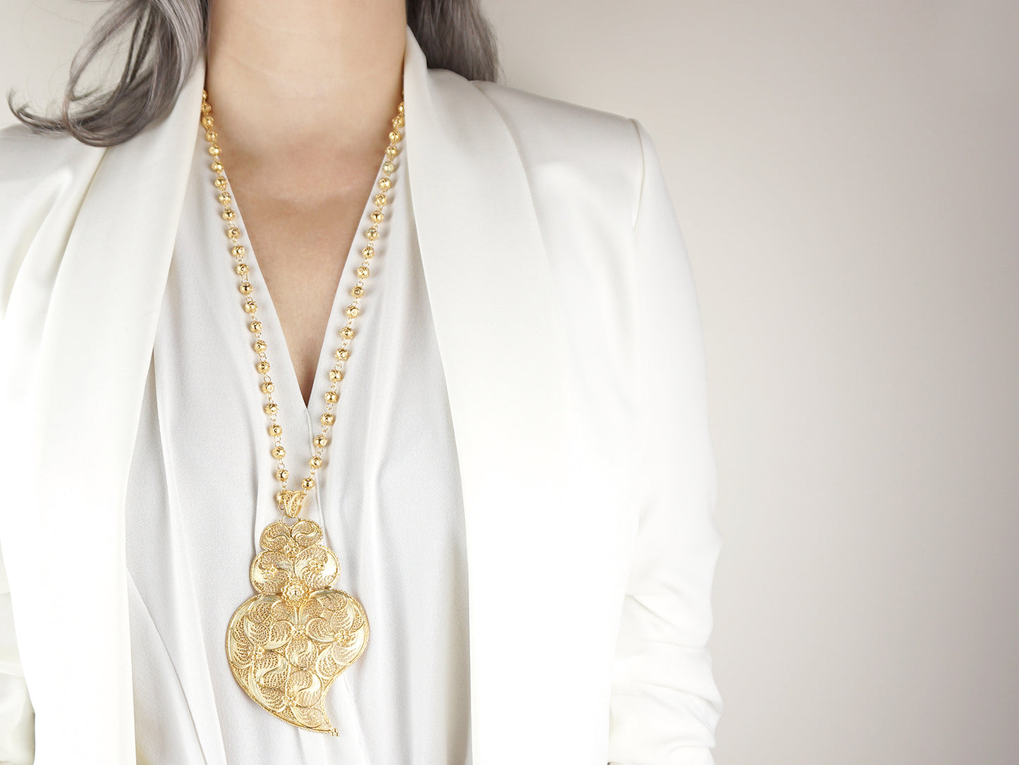 Colar Contas de Viana com Coração de Viana Extra Grande, Filigrana Portuguesa, Prata de Lei 925 Dourada - Pormenor Mulher a usar Colar