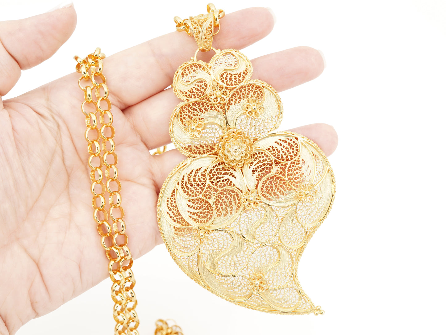 Cordão com Coração de Viana Extra Grande, Filigrana Portuguesa, Prata de Lei 925 Dourada - Pormenor na Mão