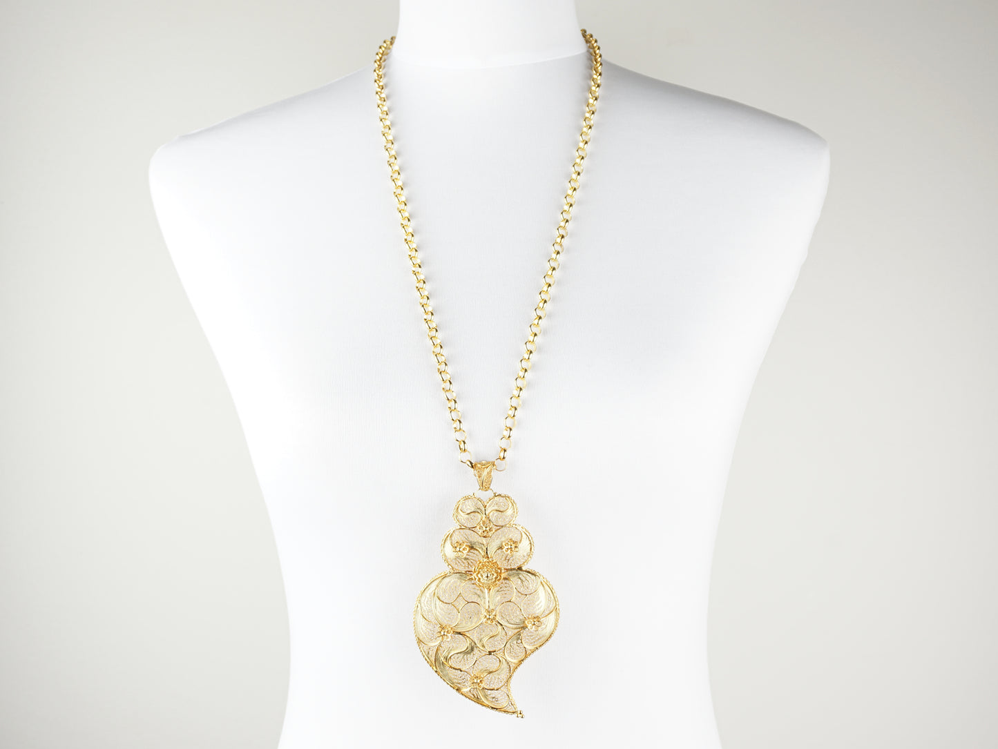 Cordão com Coração de Viana Extra Grande, Filigrana Portuguesa, Prata de Lei 925 Dourada - Colar em Exposição, Vista de Frente