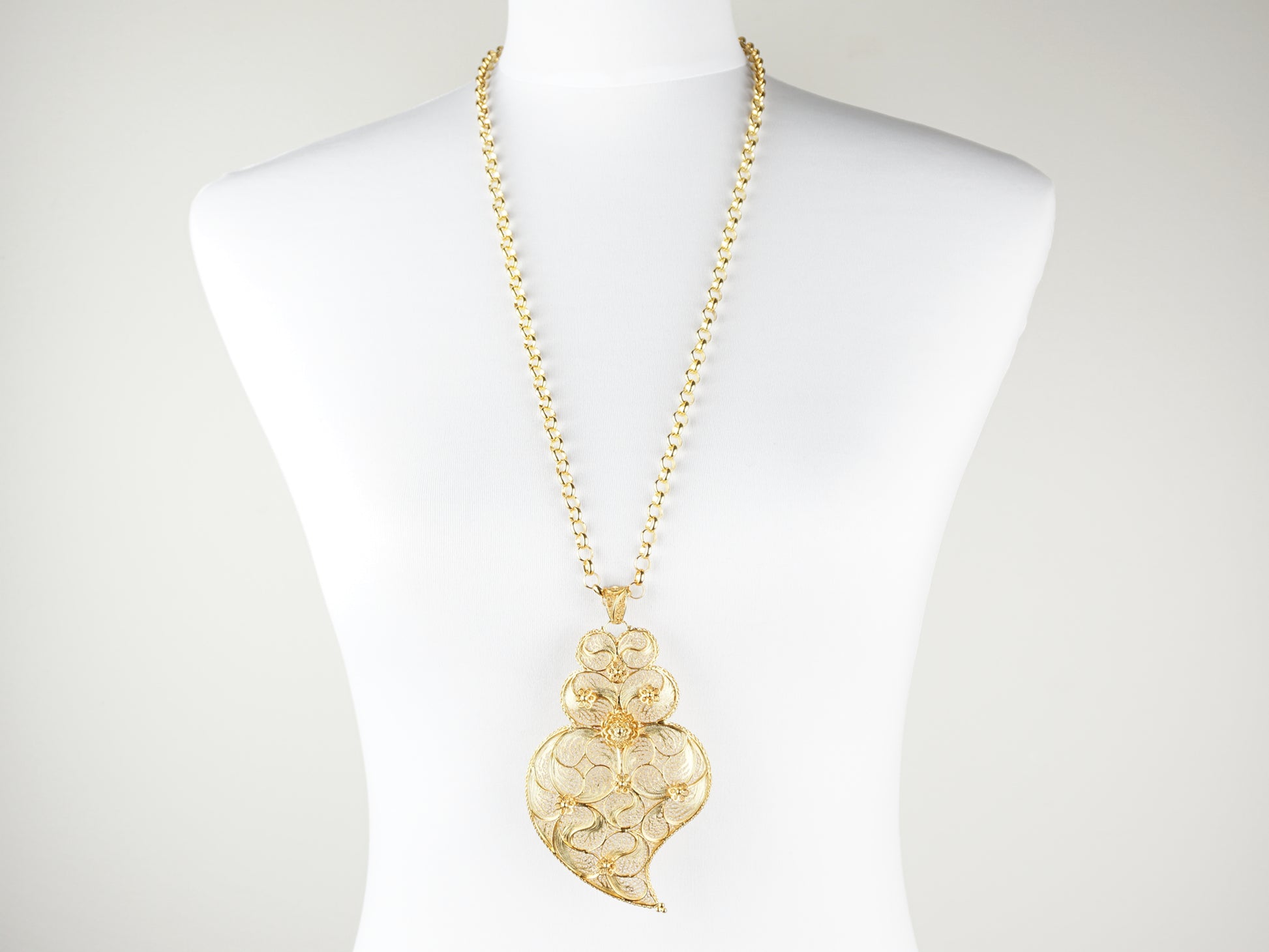 Cordão com Coração de Viana Extra Grande, Filigrana Portuguesa, Prata de Lei 925 Dourada - Colar em Exposição, Vista de Frente