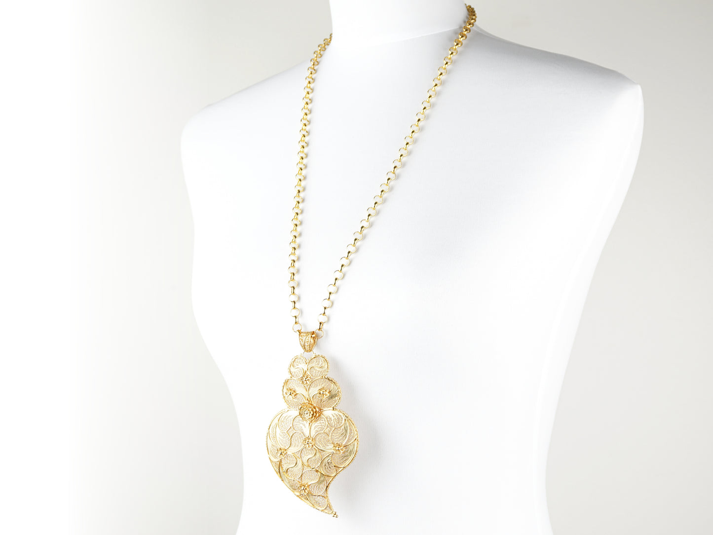 Cordão com Coração de Viana Extra Grande, Filigrana Portuguesa, Prata de Lei 925 Dourada - Colar em Exposição, Perspectiva