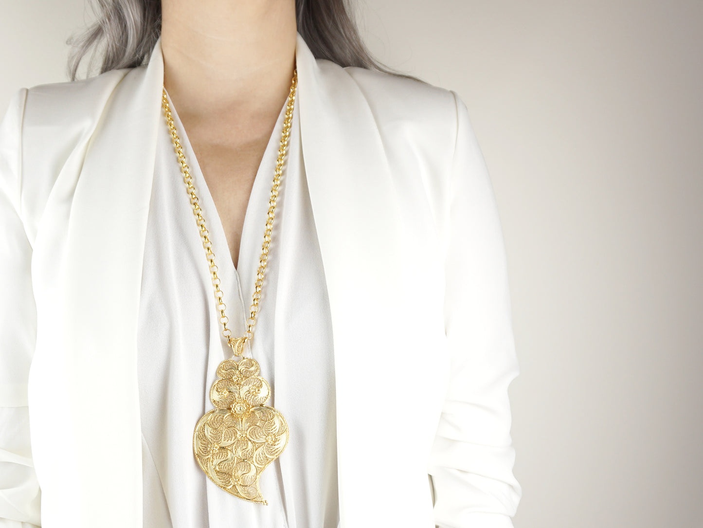 Cordão com Coração de Viana Extra Grande, Filigrana Portuguesa, Prata de Lei 925 Dourada - Pormenor Mulher a usar Colar