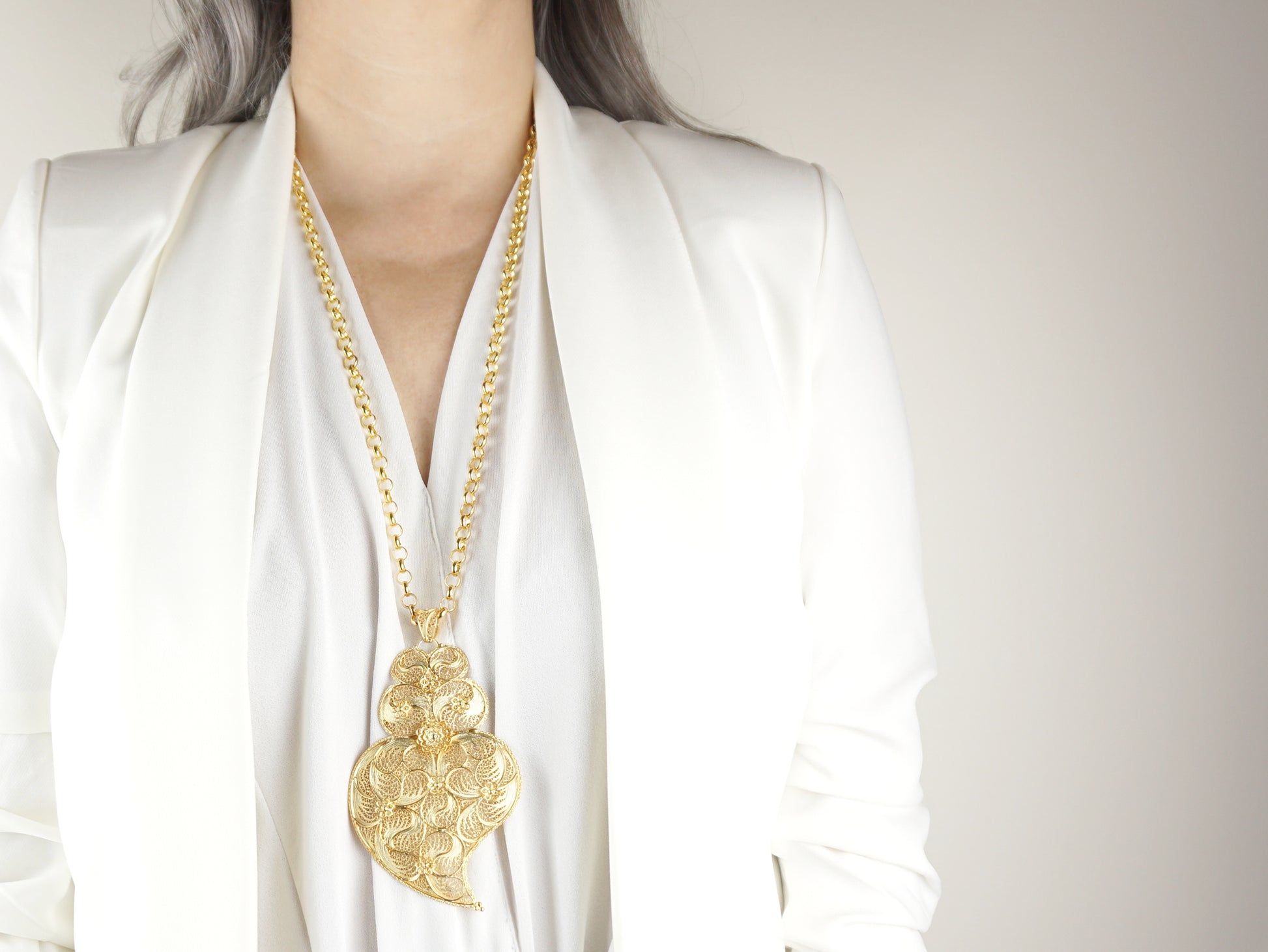 Cordão com Coração de Viana Extra Grande, Filigrana Portuguesa, Prata de Lei 925 Dourada - Pormenor Mulher a usar Colar