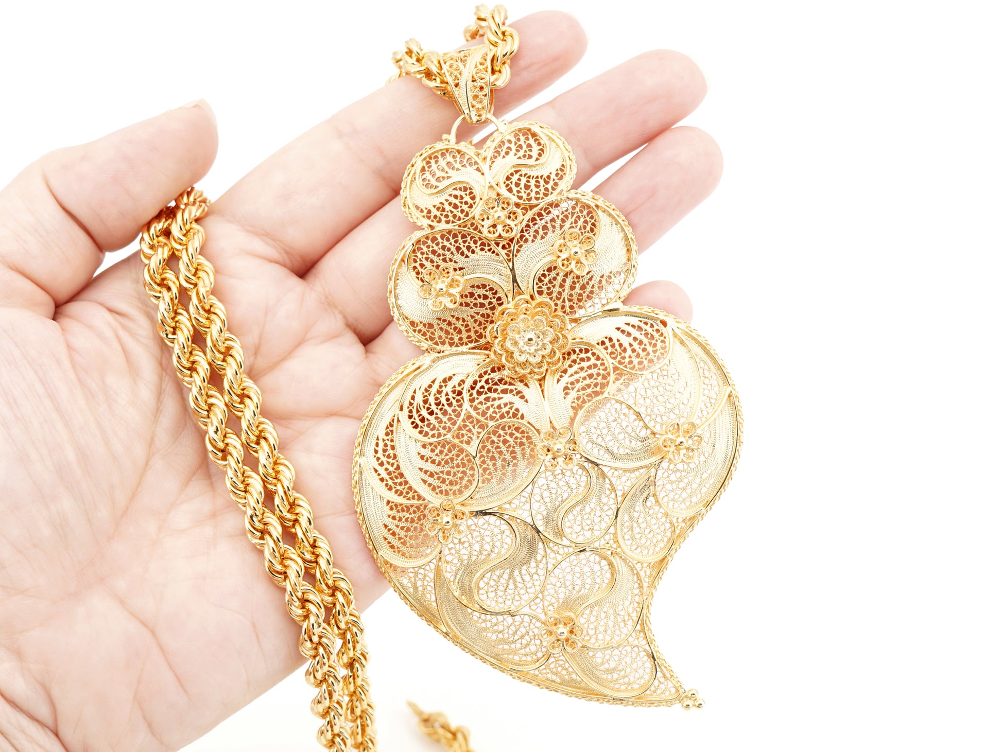 Colar Corda com Coração de Viana Extra Grande, Filigrana Portuguesa, Prata de Lei 925 Dourada - Pormenor na Mão