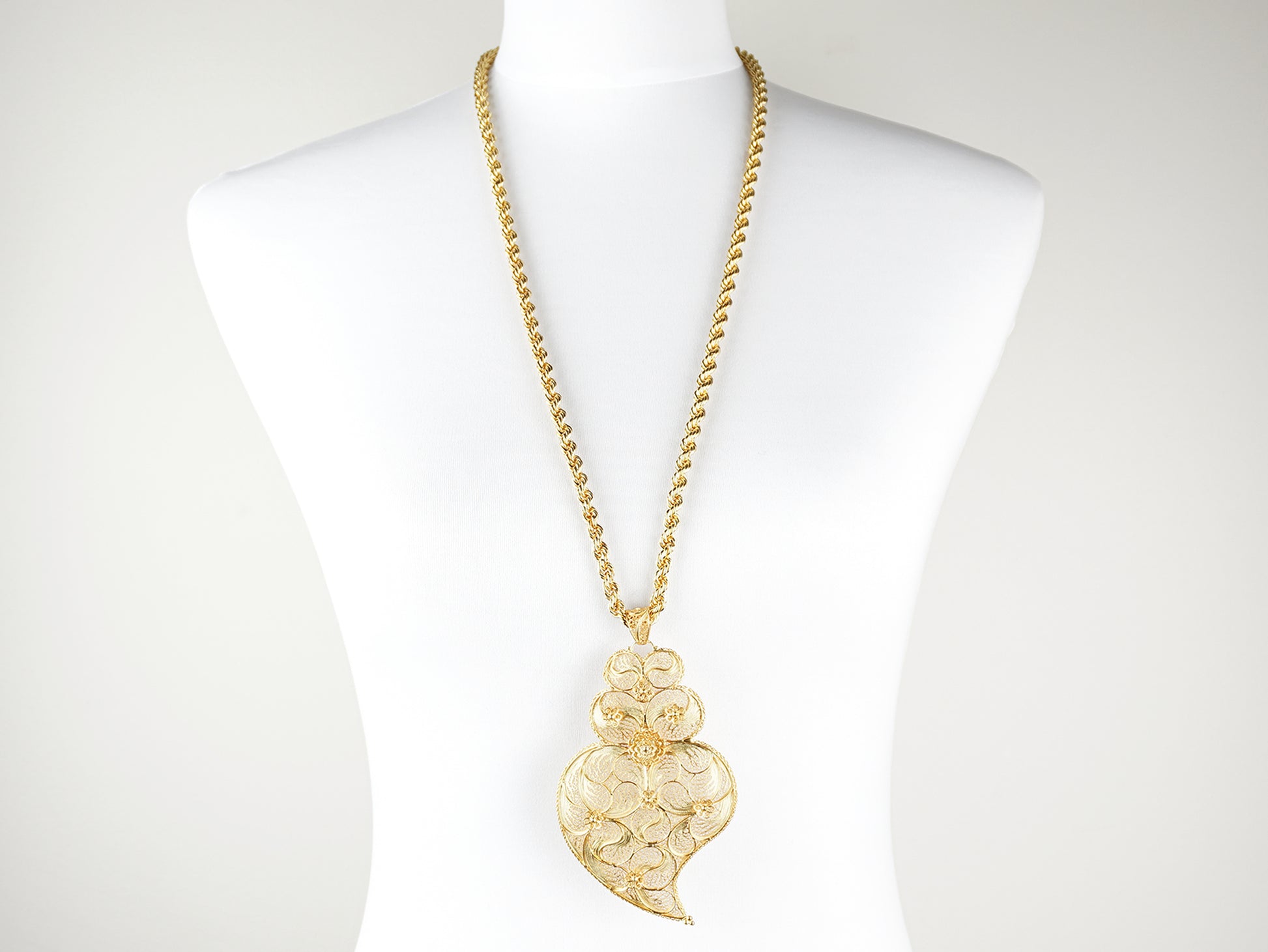 Colar Corda com Coração de Viana Extra Grande, Filigrana Portuguesa, Prata de Lei 925 Dourada - Colar em Exposição, Vista de Frente