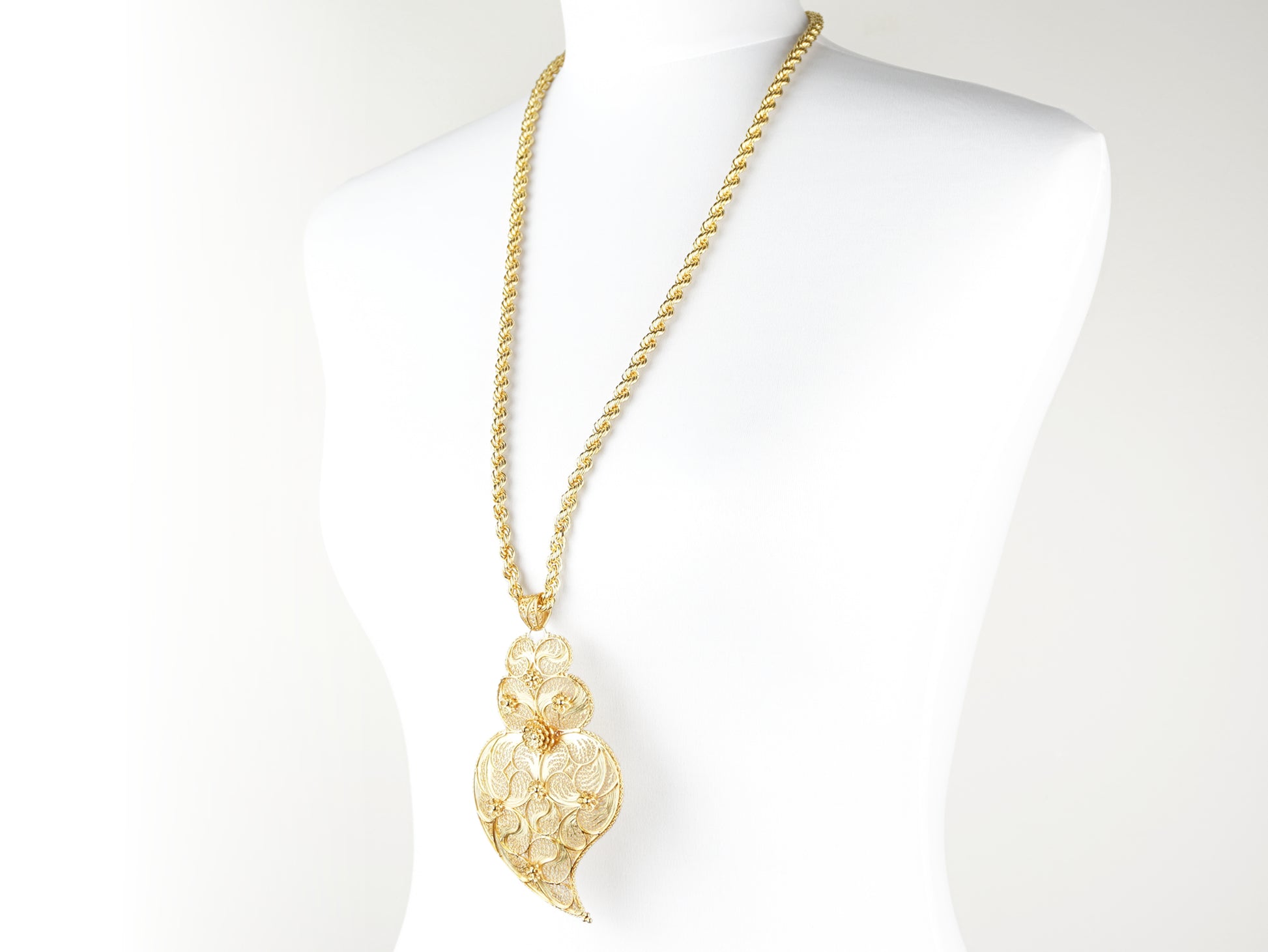 Colar Corda com Coração de Viana Extra Grande, Filigrana Portuguesa, Prata de Lei 925 Dourada - Colar em Exposição, Perspectiva