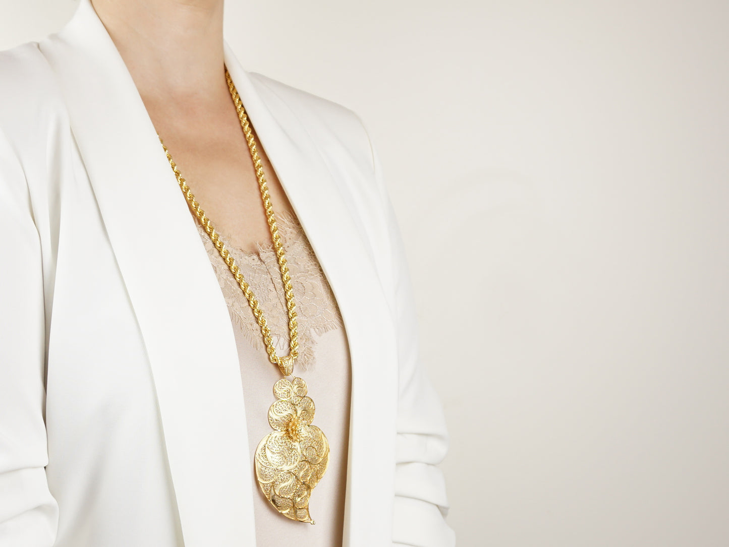 Colar Corda com Coração Minhoto Extra Grande, Filigrana Portuguesa, Prata de Lei 925 Dourada - Mulher a usar colar