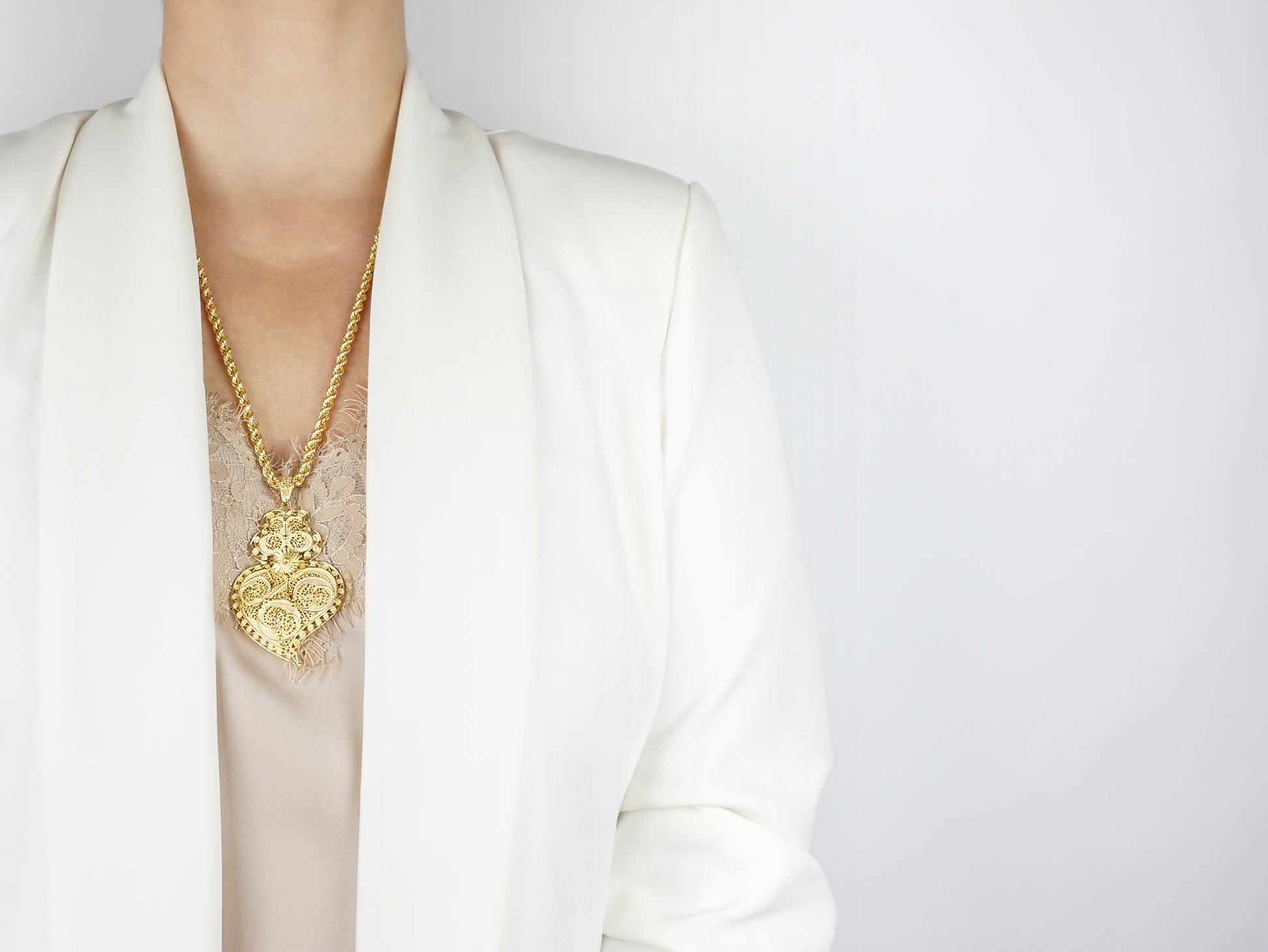 Colar "Corda" com Coração Moldura Grande, Filigrana Portuguesa, Prata de Lei 925 Dourada - Mulher a usar colar