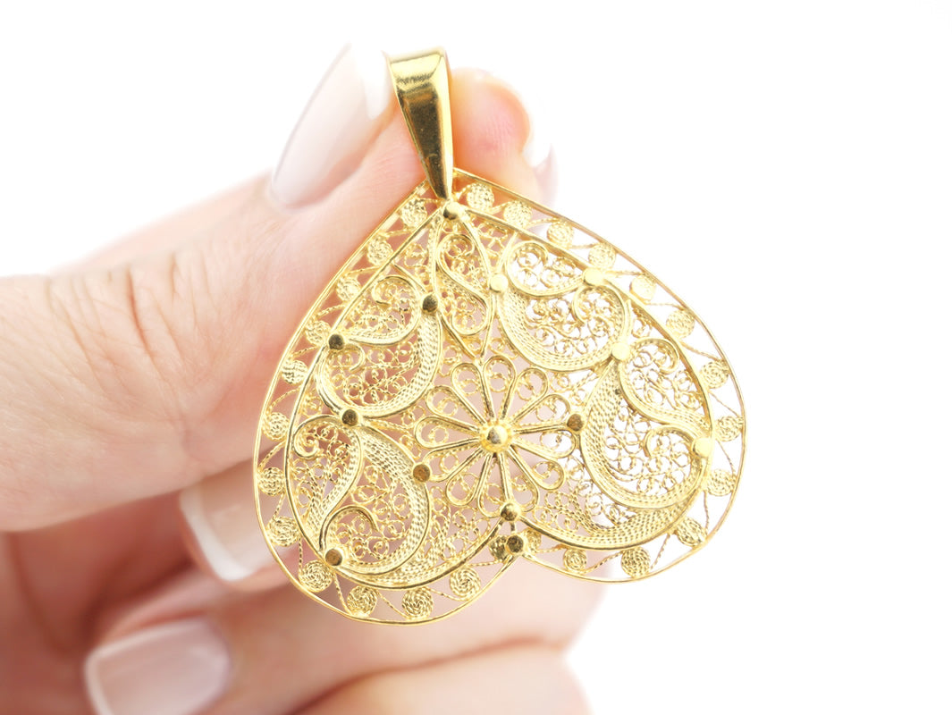 Medalha com Coração Invertido, Filigrana Portuguesa, Prata de Lei 925 Dourada - Medalha na mão