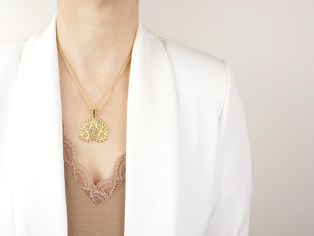 Colar com Coração Invertido, Filigrana Portuguesa, Prata de Lei 925 Dourada - Mulher a usar colar