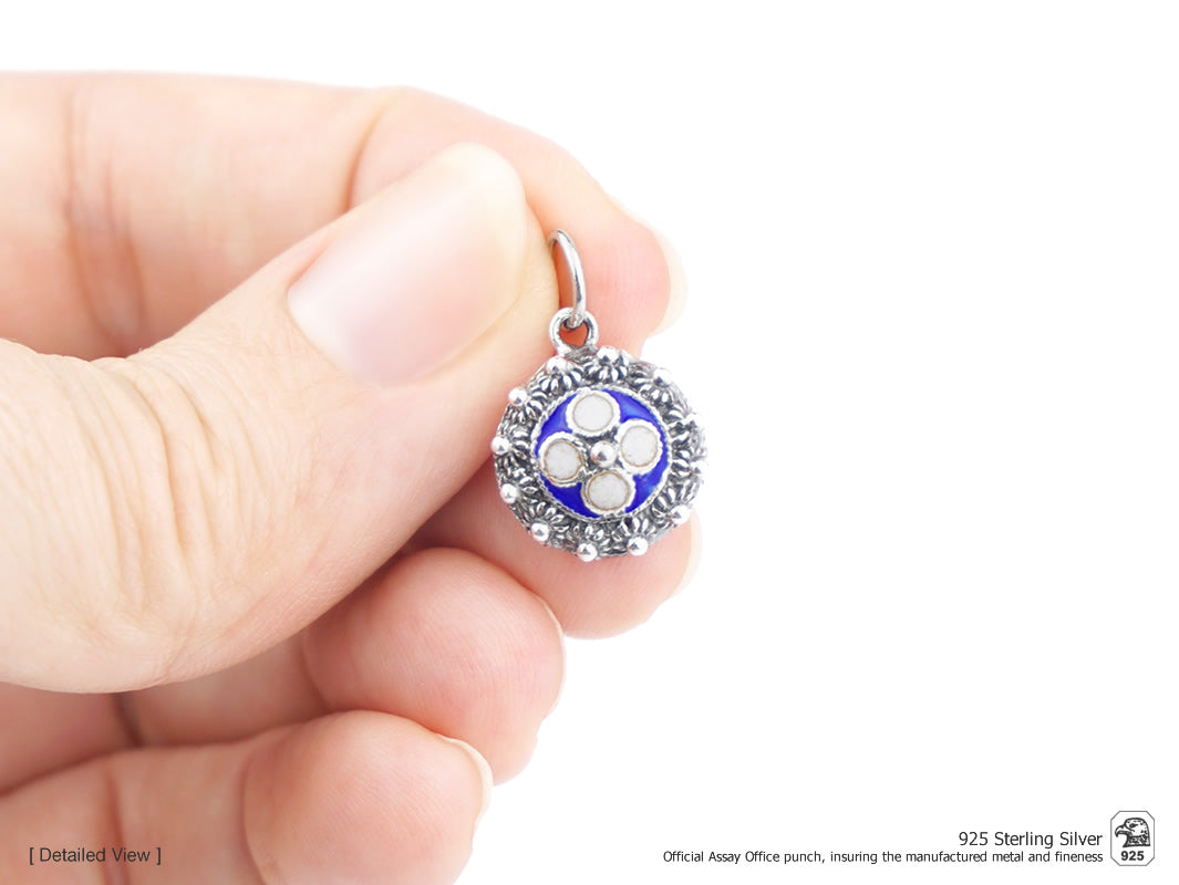 Medalha Caramujo Clássico, Filigrana Portuguesa, Prata de Lei 925 - Pormenor na Mão