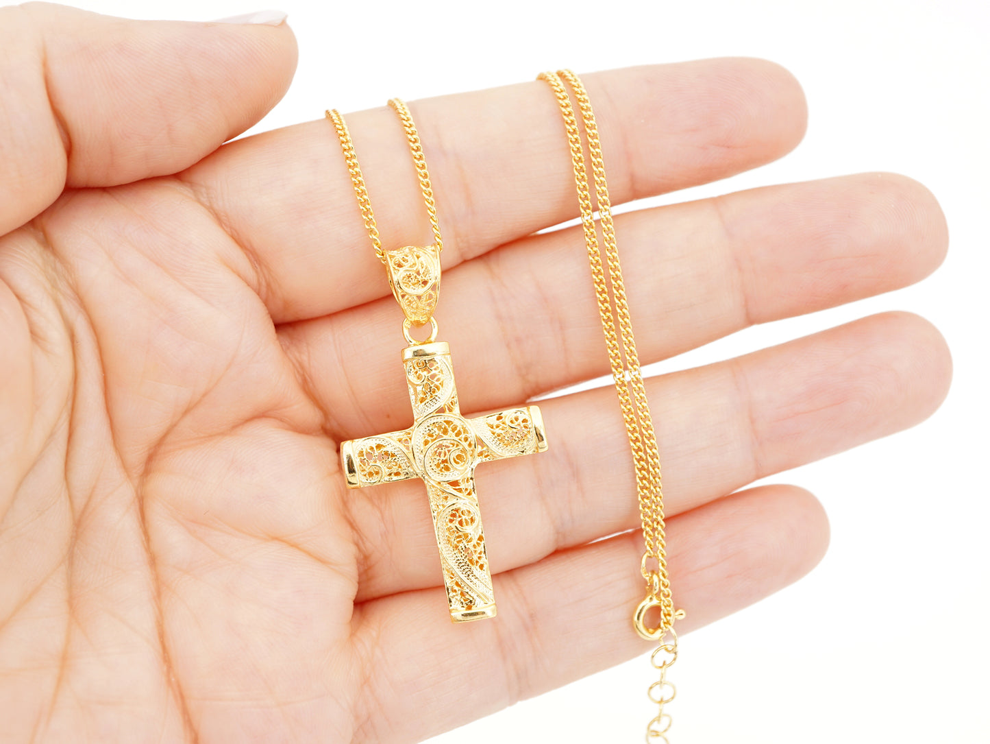 Colar com Cruz, Filigrana Portuguesa, Prata de Lei 925 Dourada - Pormenor na Mão