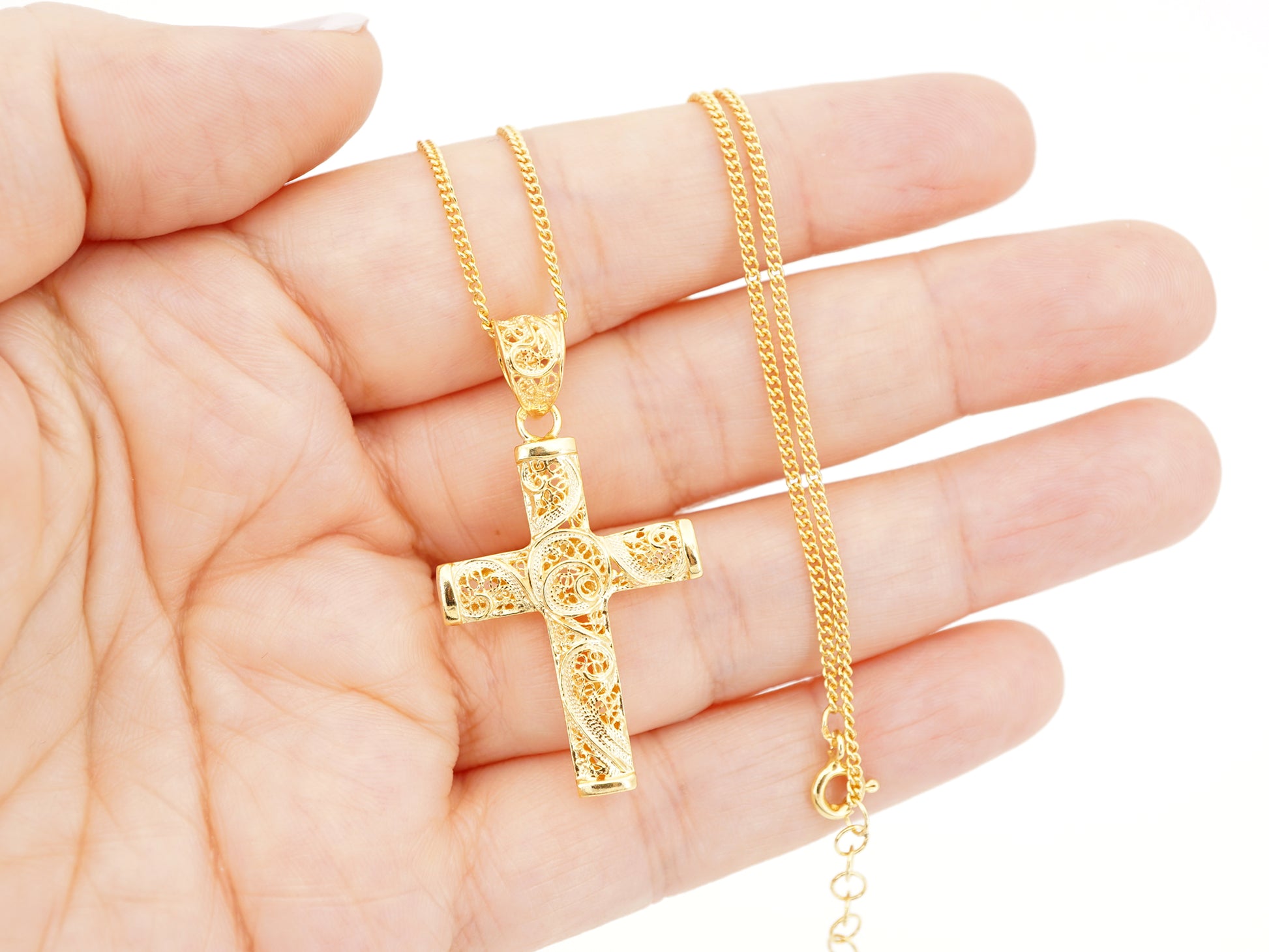 Colar com Cruz, Filigrana Portuguesa, Prata de Lei 925 Dourada - Pormenor na Mão