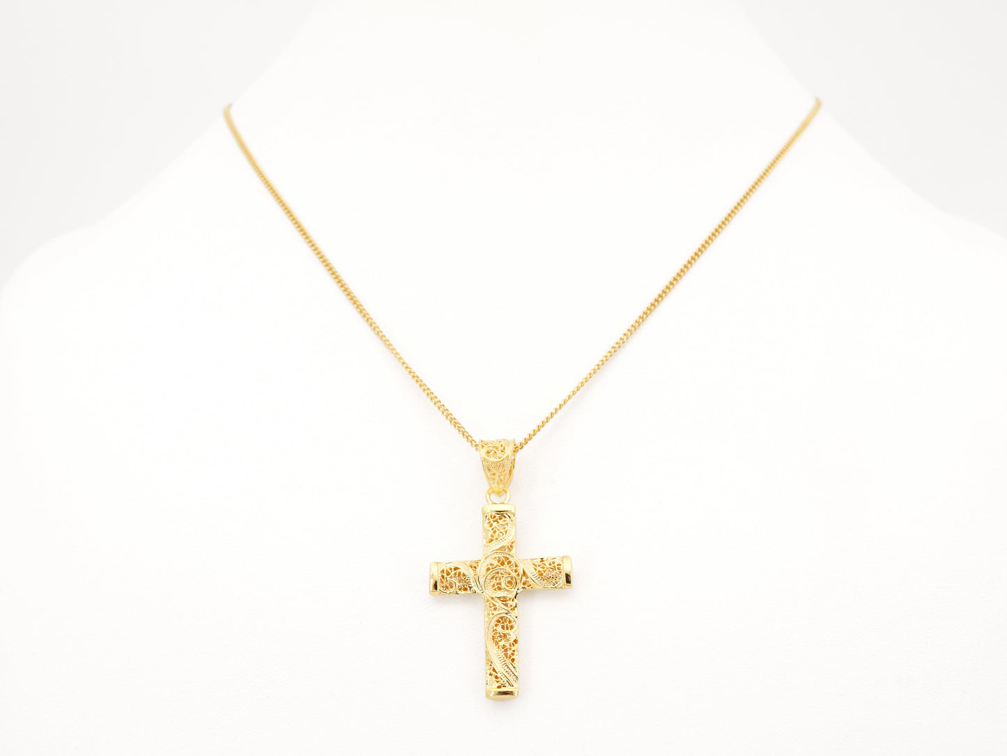 Colar com Cruz, Filigrana Portuguesa, Prata de Lei 925 Dourada - Colar em Exposição, Vista de Frente