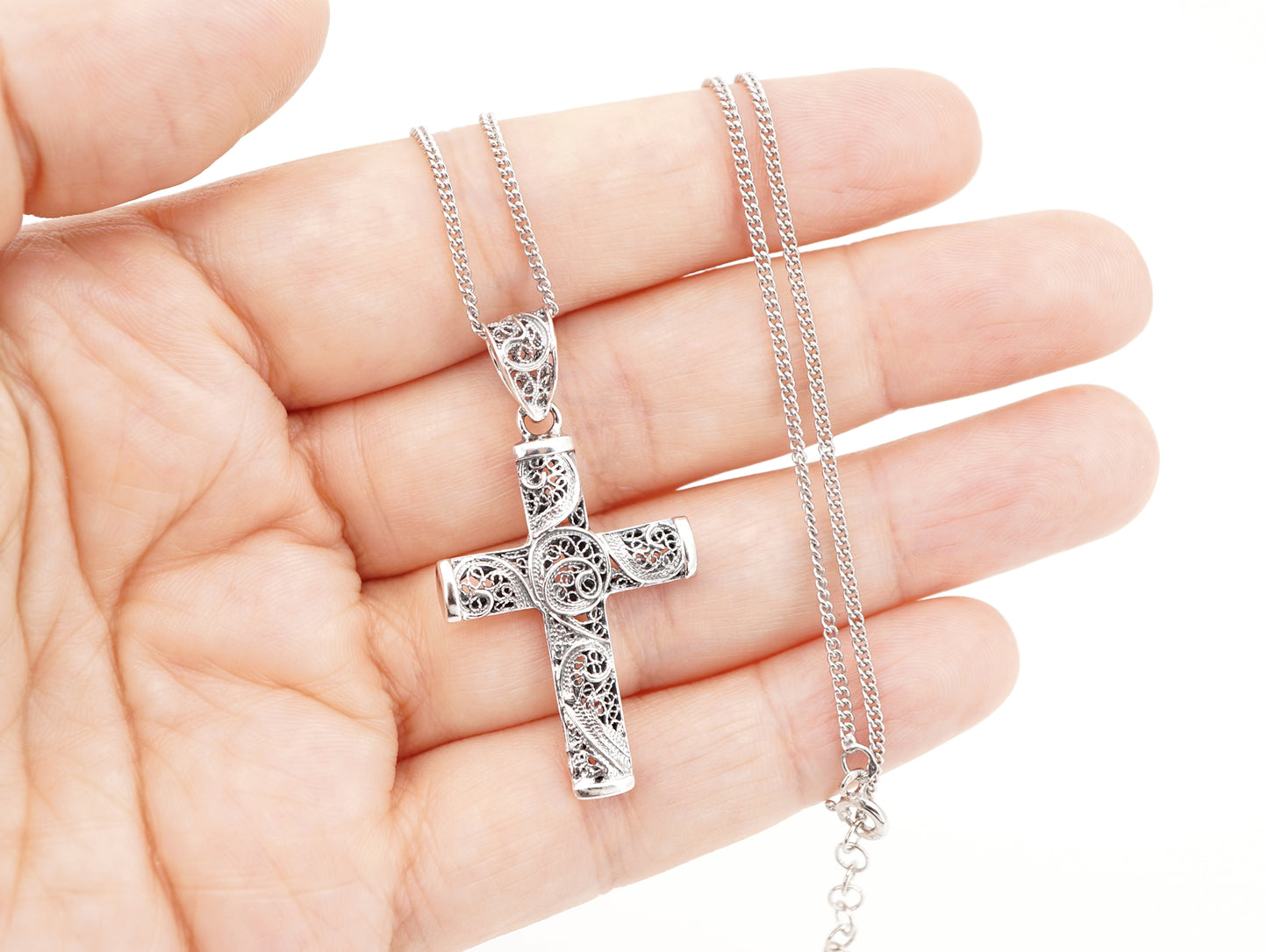 Colar com Cruz, Filigrana Portuguesa, Prata de Lei 925 - Pormenor na Mão