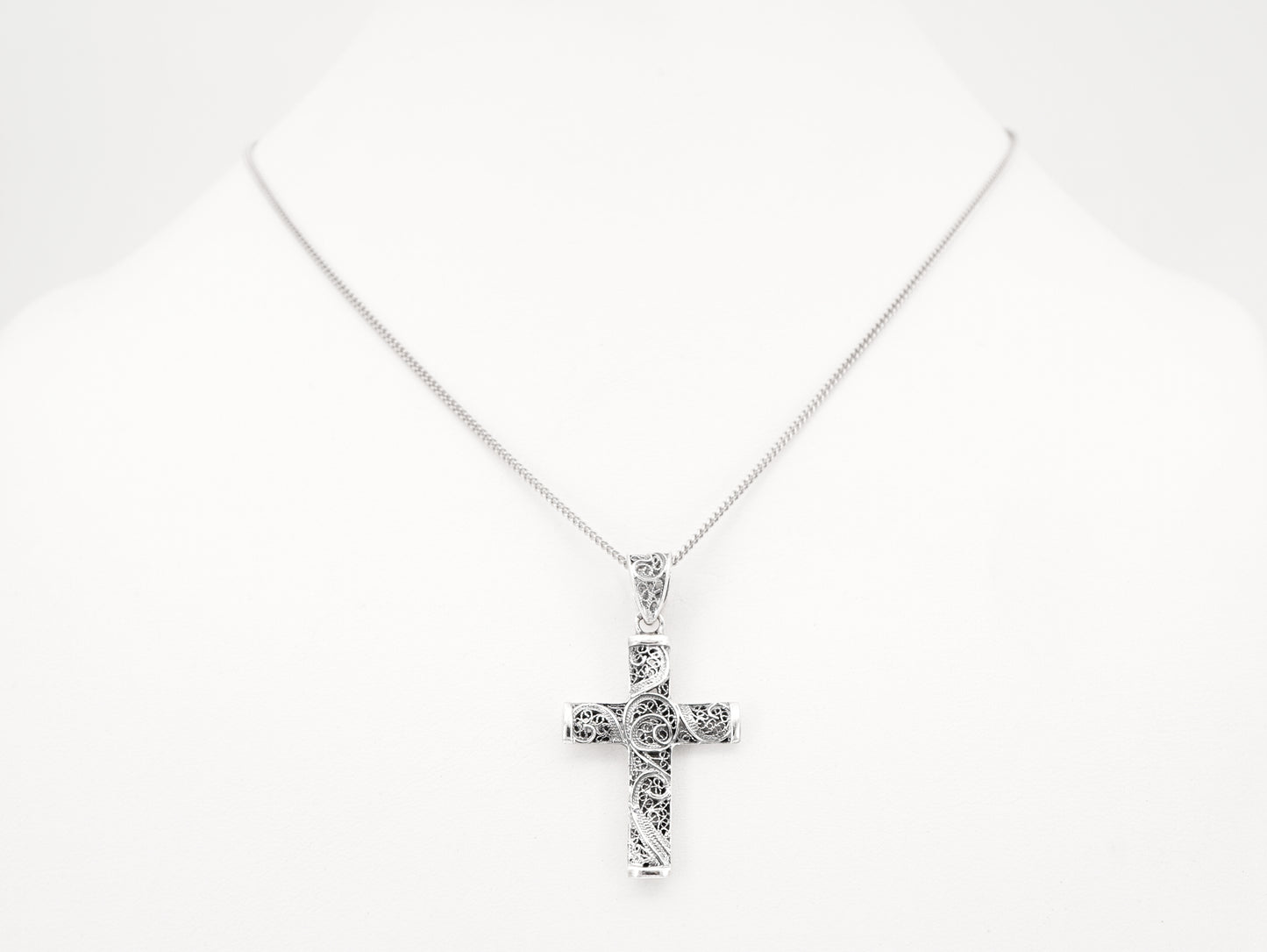 Colar com Cruz, Filigrana Portuguesa, Prata de Lei 925 - Colar em Exposição, Vista de Frente