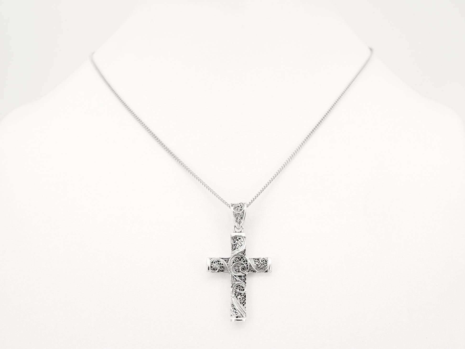 Colar com Cruz, Filigrana Portuguesa, Prata de Lei 925 - Colar em Exposição, Vista de Frente