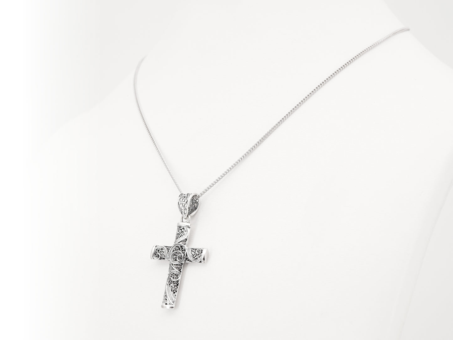 Colar com Cruz, Filigrana Portuguesa, Prata de Lei 925 - Colar em Exposição, Perspectiva