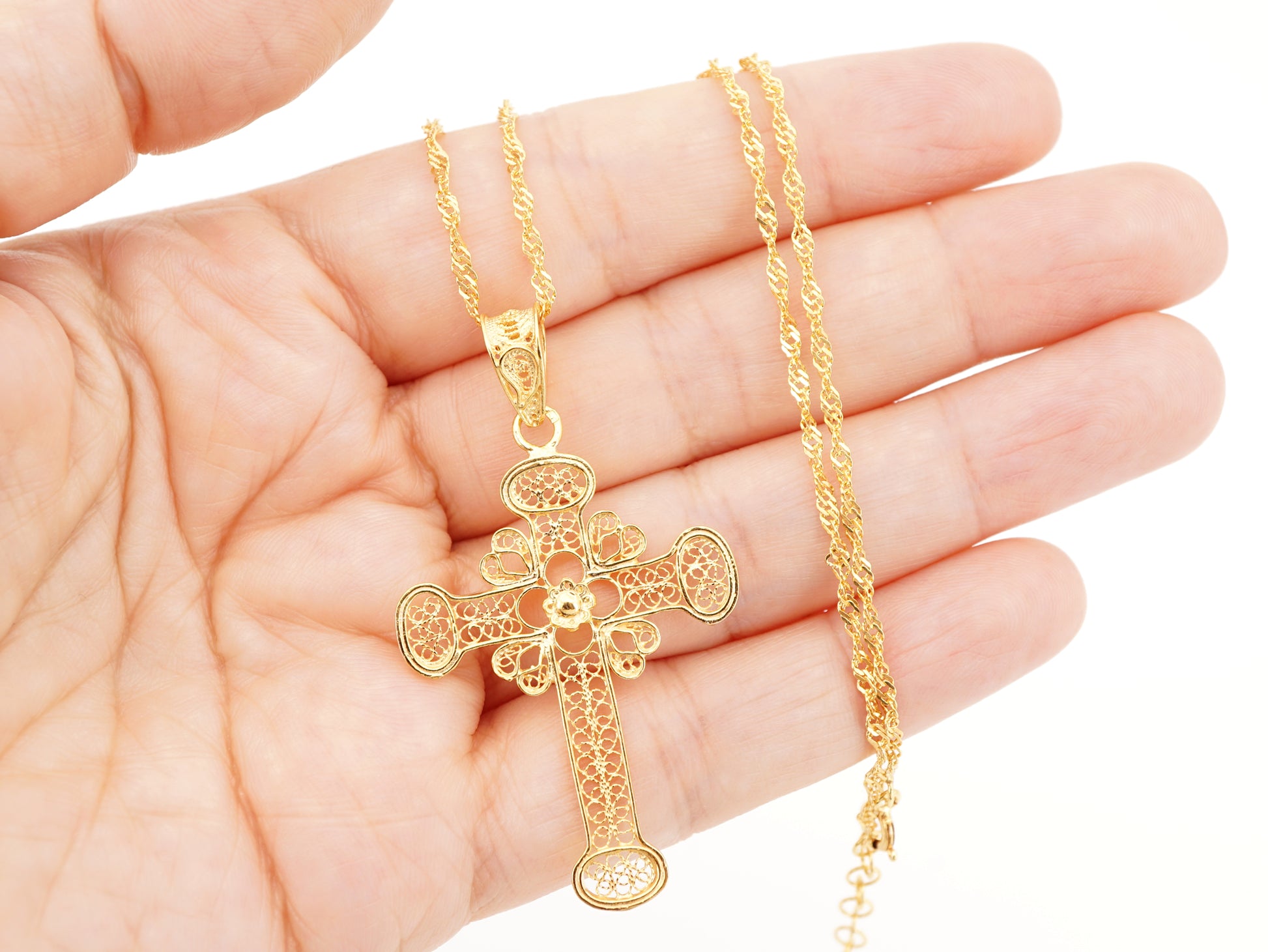 Colar Torcido com Cruz, Filigrana Portuguesa, Prata de Lei 925 Dourada -Pormenor na Mão