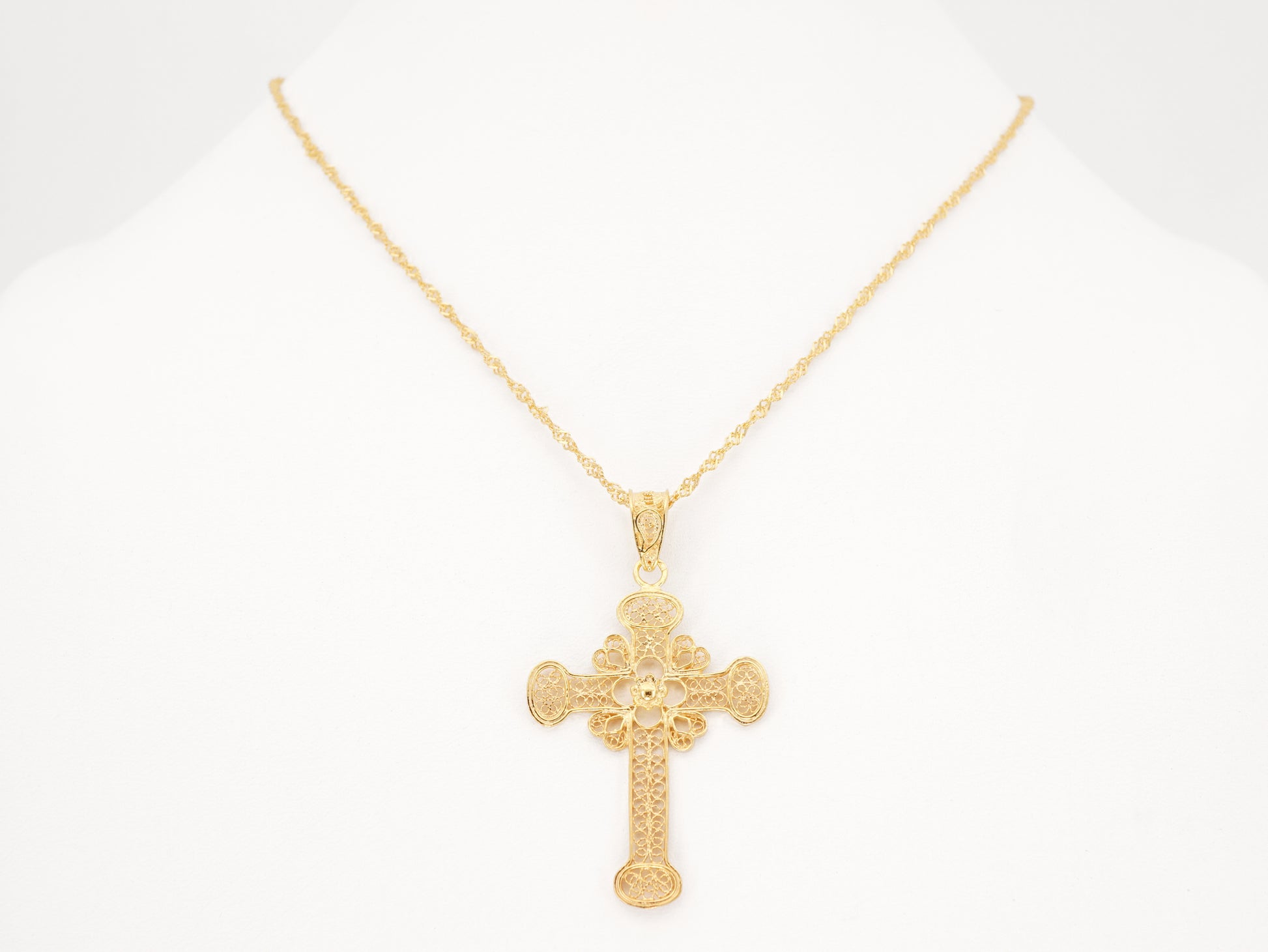 Colar Torcido com Cruz, Filigrana Portuguesa, Prata de Lei 925 Dourada - Colar em Exposição, Vista de Frente