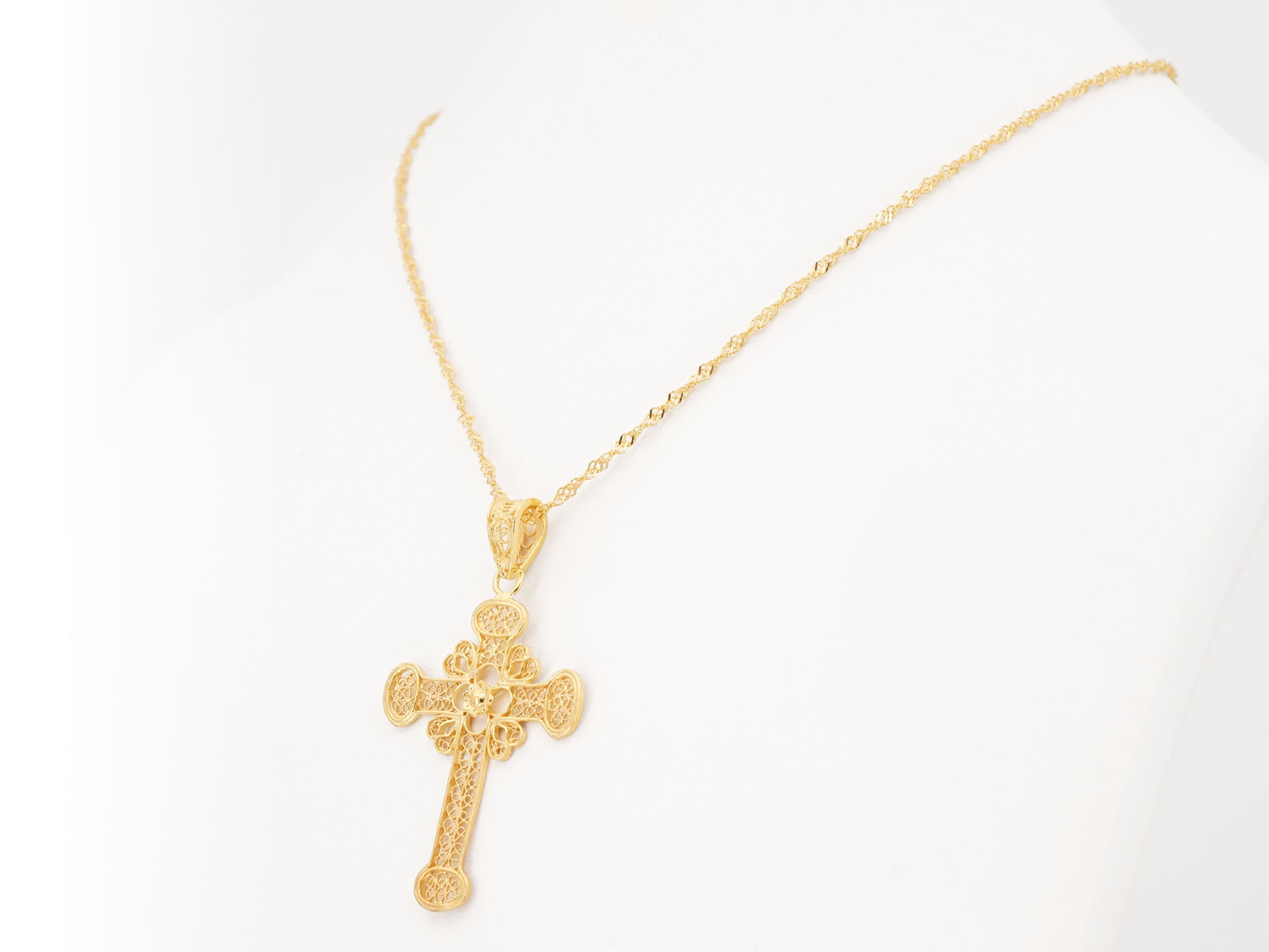 Colar Torcido com Cruz, Filigrana Portuguesa, Prata de Lei 925 Dourada - Colar em Exposição, Perspectiva