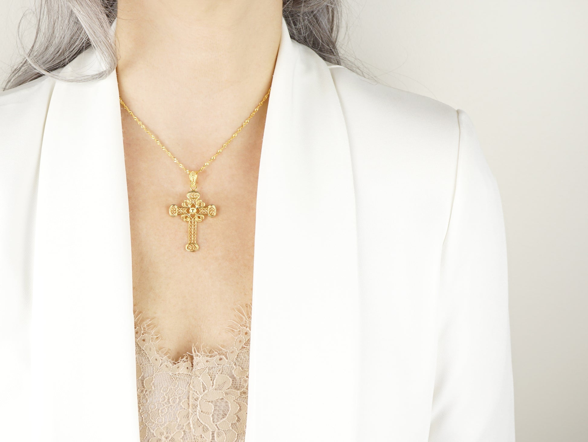 Colar Torcido com Cruz, Filigrana Portuguesa, Prata de Lei 925 Dourada - Pormenor Mulher a usar Colar