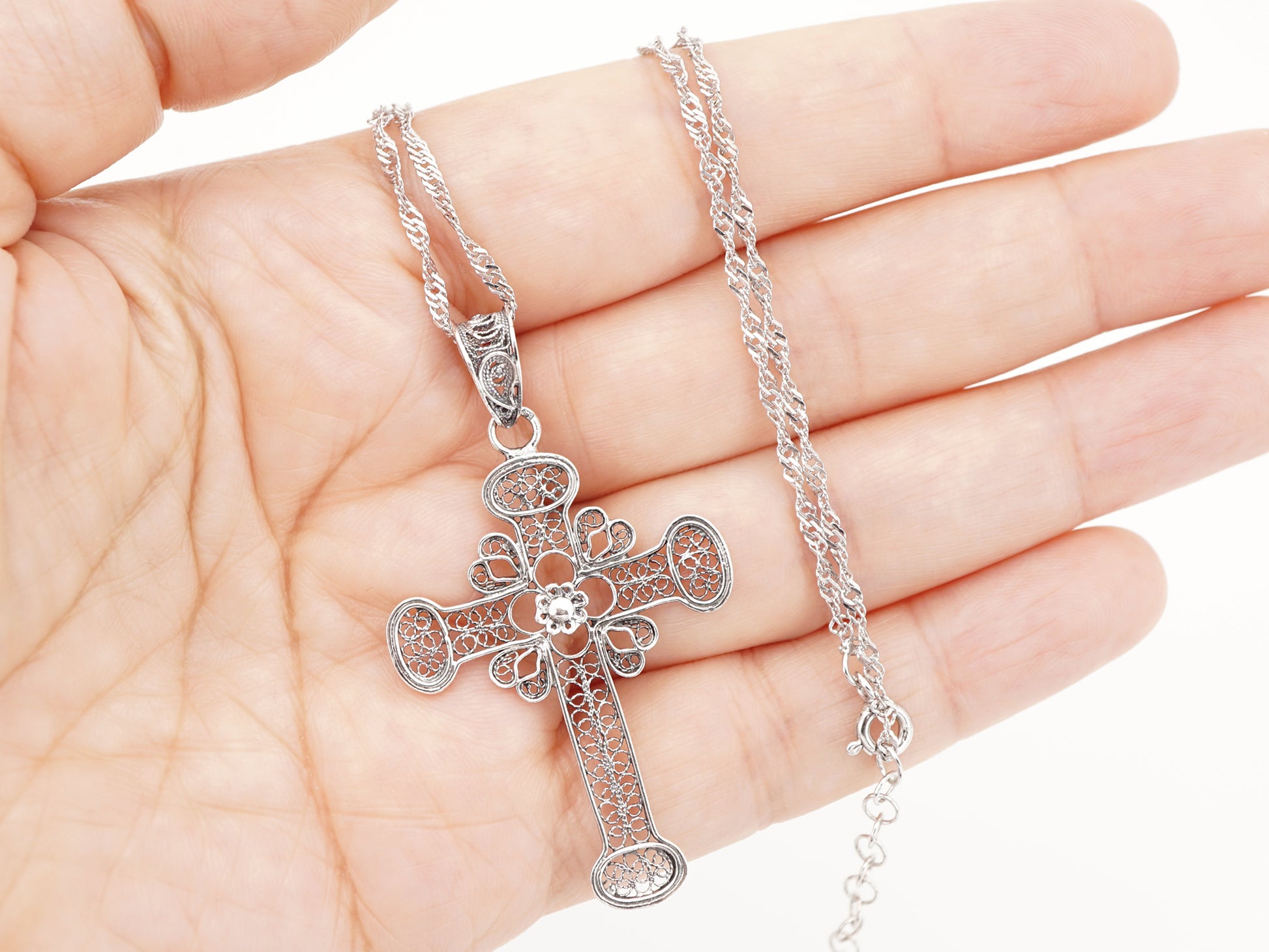 Colar Torcido com Cruz, Filigrana Portuguesa, Prata de Lei 925 - Pormenor na Mão