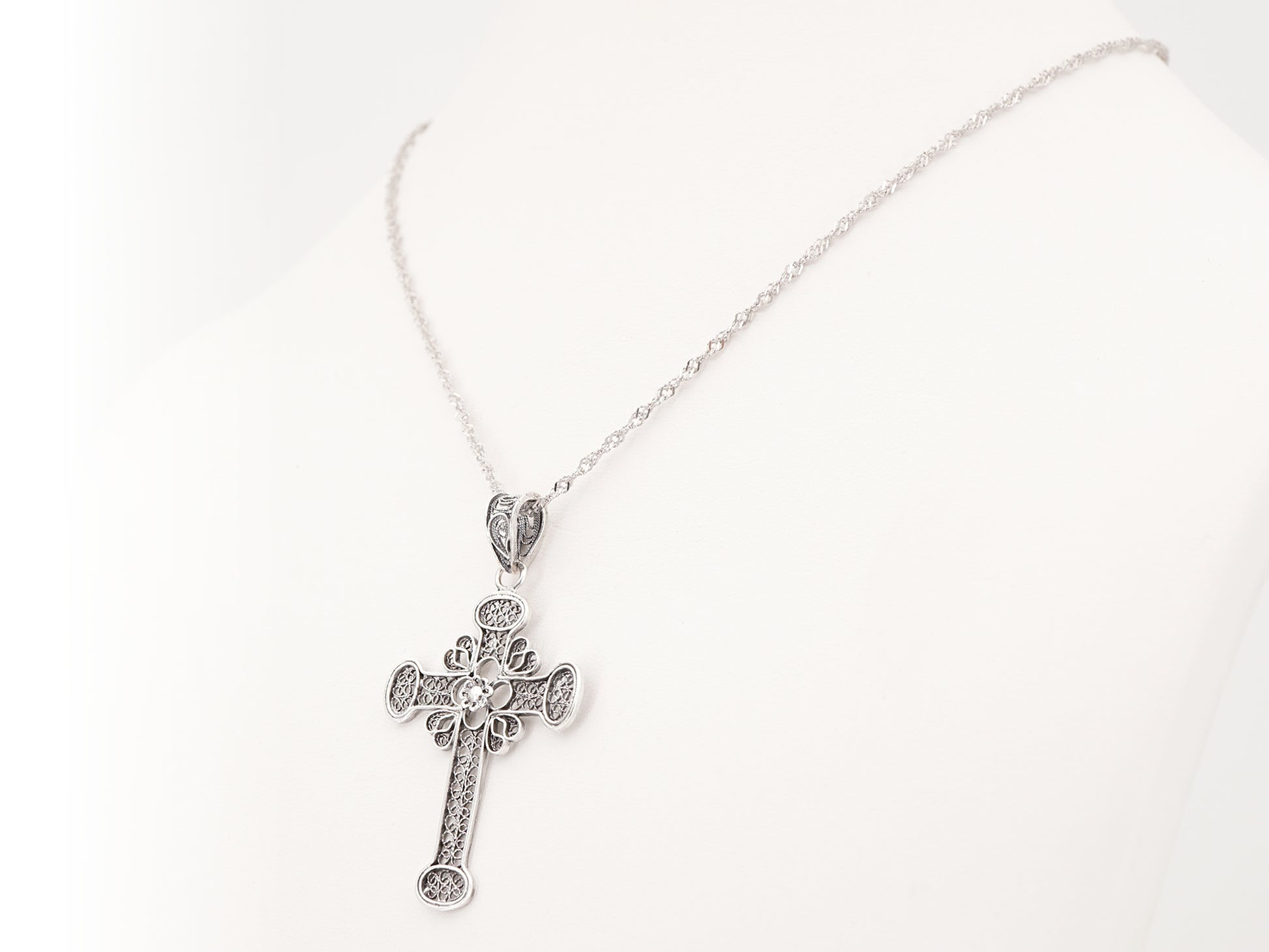 Colar Torcido com Cruz, Filigrana Portuguesa, Prata de Lei 925 - Colar em Exposição, Perspectiva