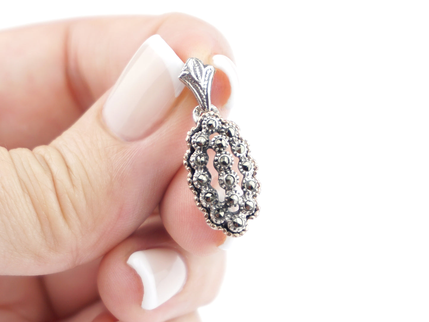 Medalha Marcassites Pinha Oval, Prata de Lei 925 - Pormenor na Mão