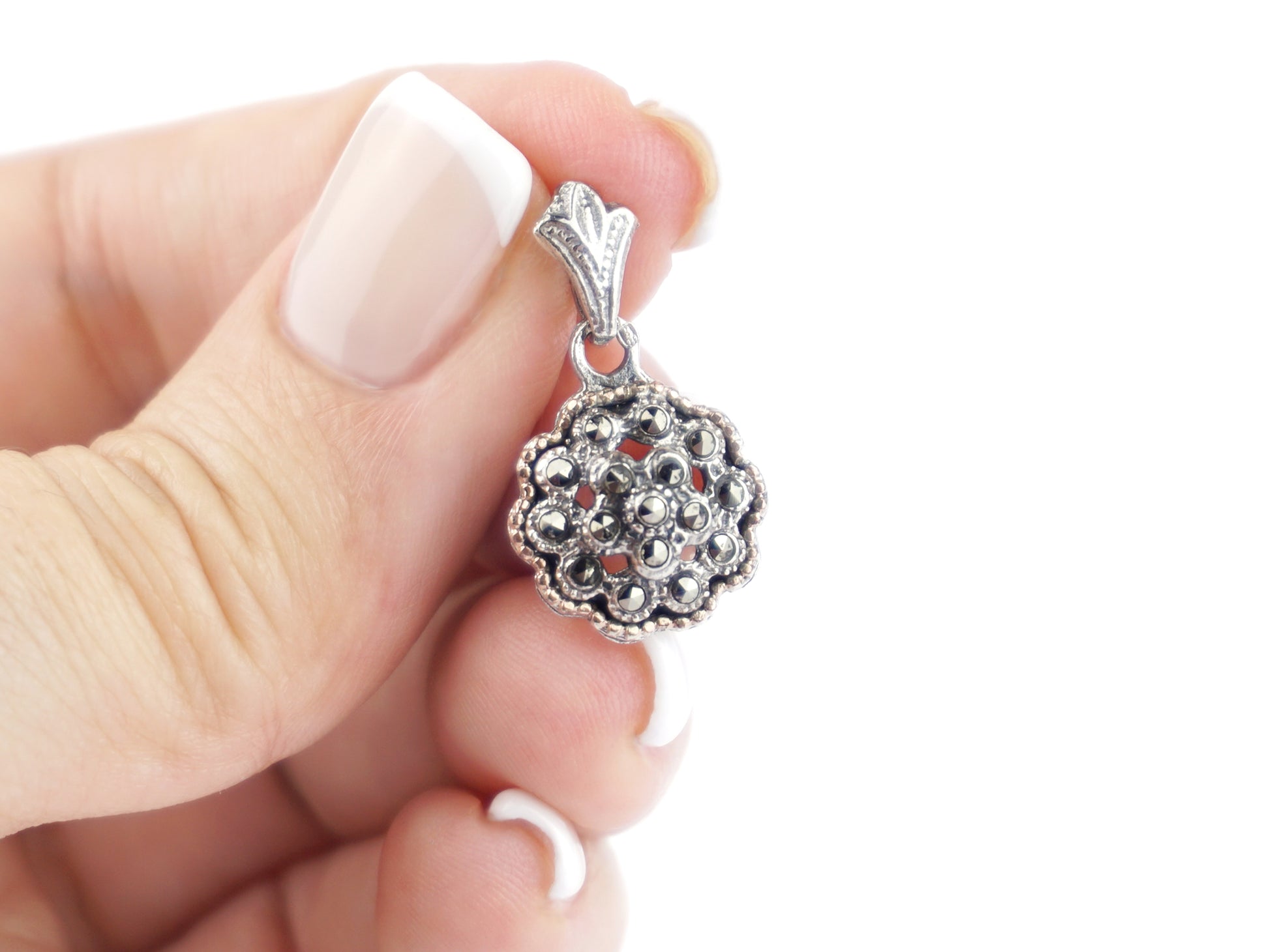 Medalha Marcassites Pinha média, Prata de Lei 925 - Pormenor na Mão