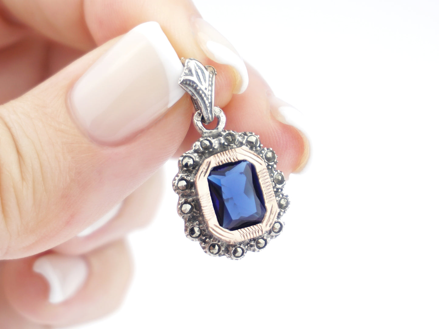 Medalha Marcassites Rectangular com Pedra Azul, Prata de Lei 925 e Ouro 9k - Pormenor na Mão