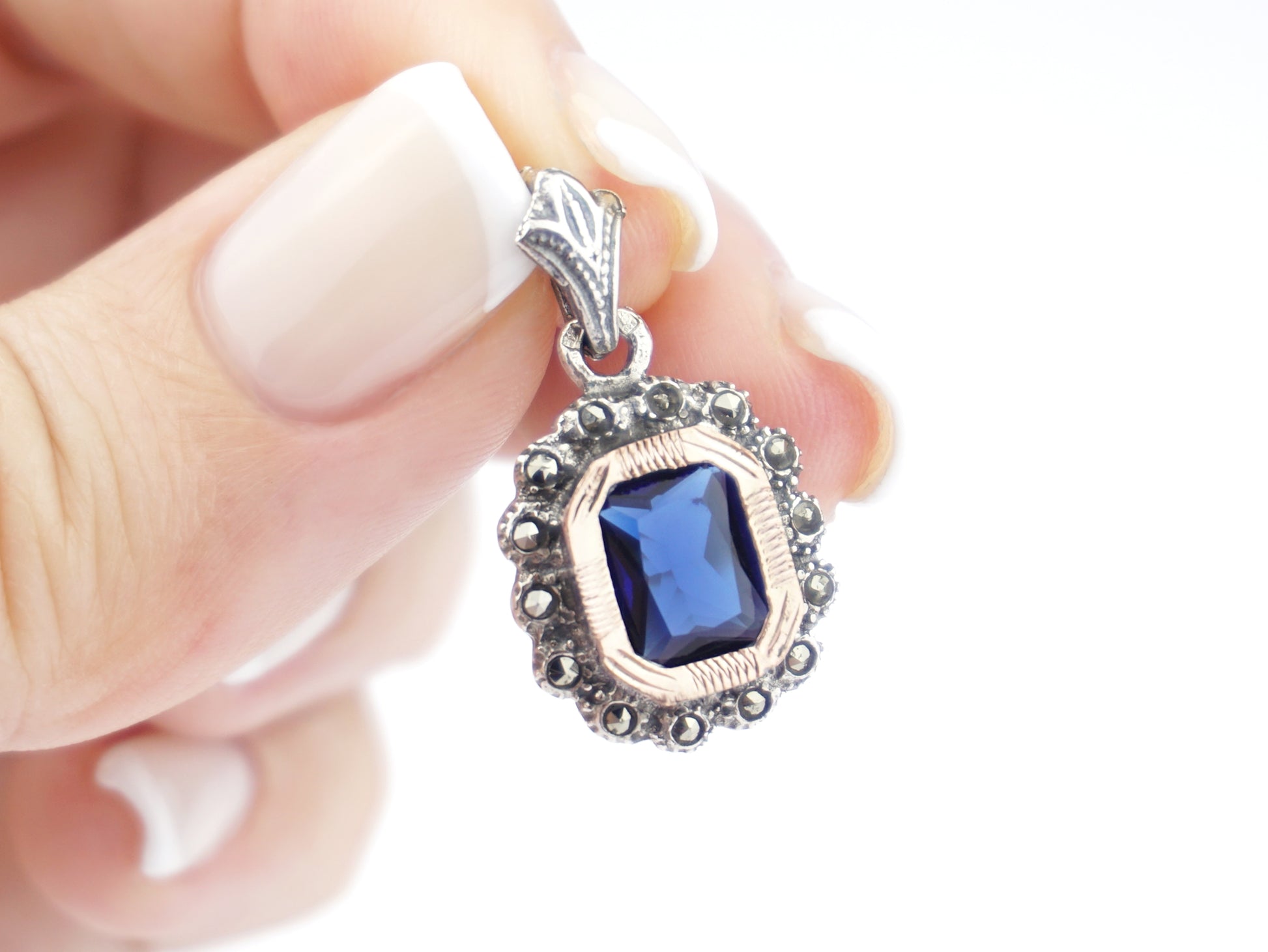 Medalha Marcassites Rectangular com Pedra Azul, Prata de Lei 925 e Ouro 9k - Pormenor na Mão