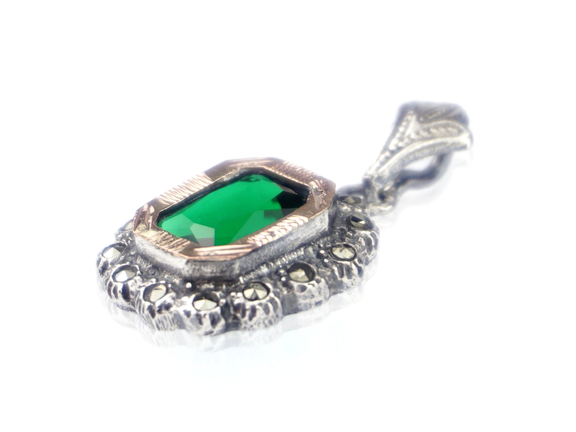 Medalha Marcassites Rectangular com Pedra Verde, Prata de Lei 925 e Ouro 9k - Perspectiva